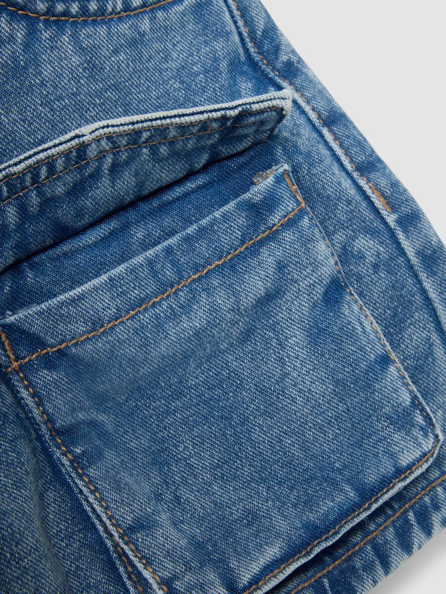 Girls&rsquo; blue denim cotton cargo shorts with wide-leg fit_3