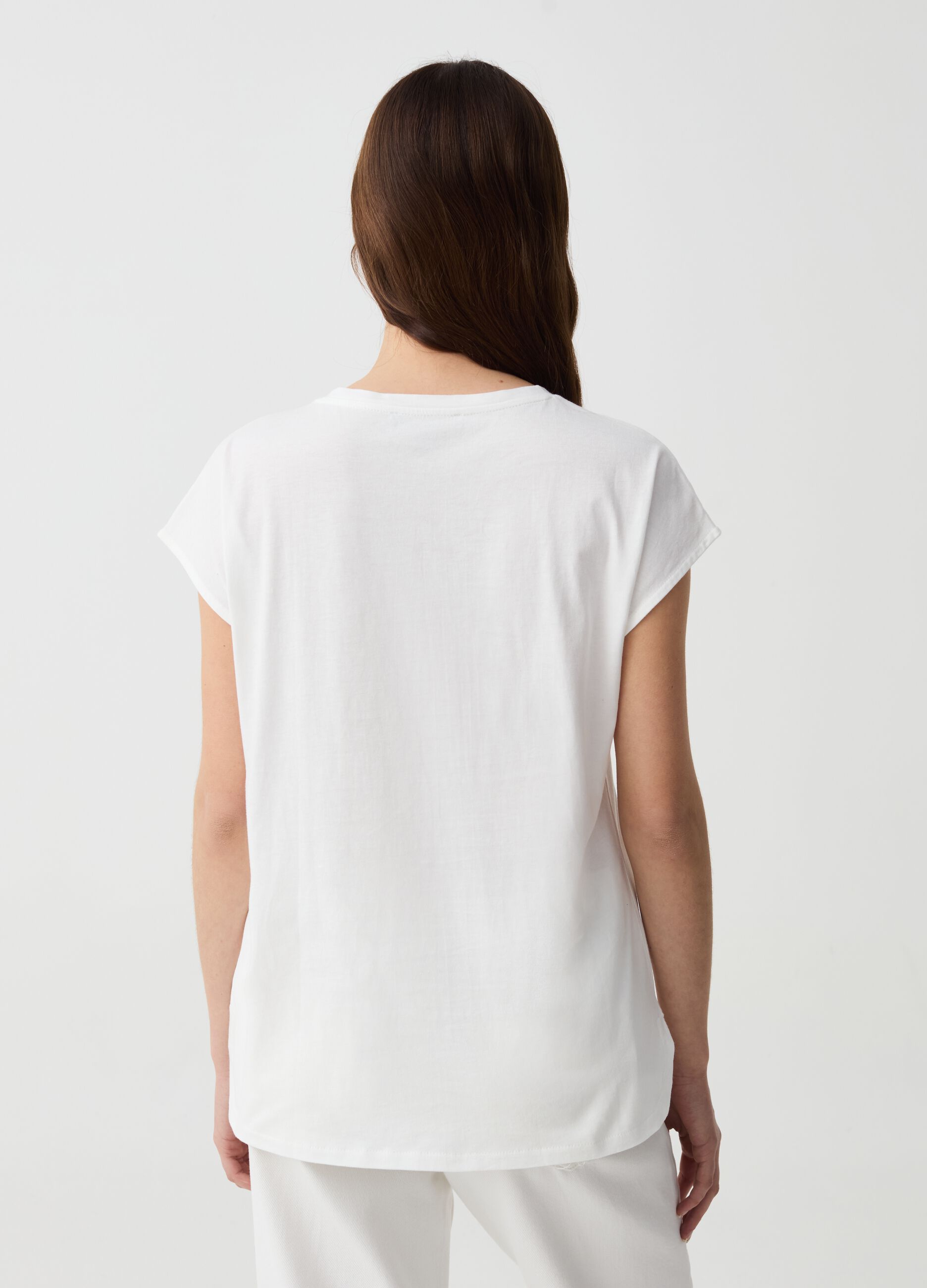 T-shirt with kimono sleeves and applications
