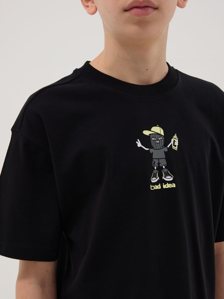 Camiseta negra oversize de algod&oacute;n puro para chicos con estampado_1