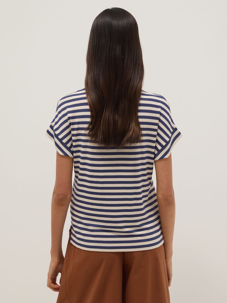 T-shirt in viscosa elasticizzata a righe multicolor regular fit_3