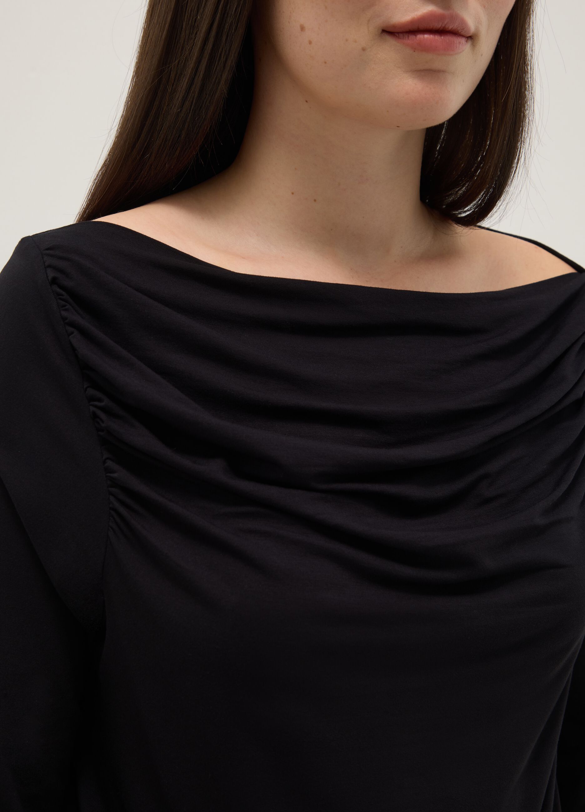 Top comprido preto de viscose el&aacute;stica com decote &agrave; barco e corte regular