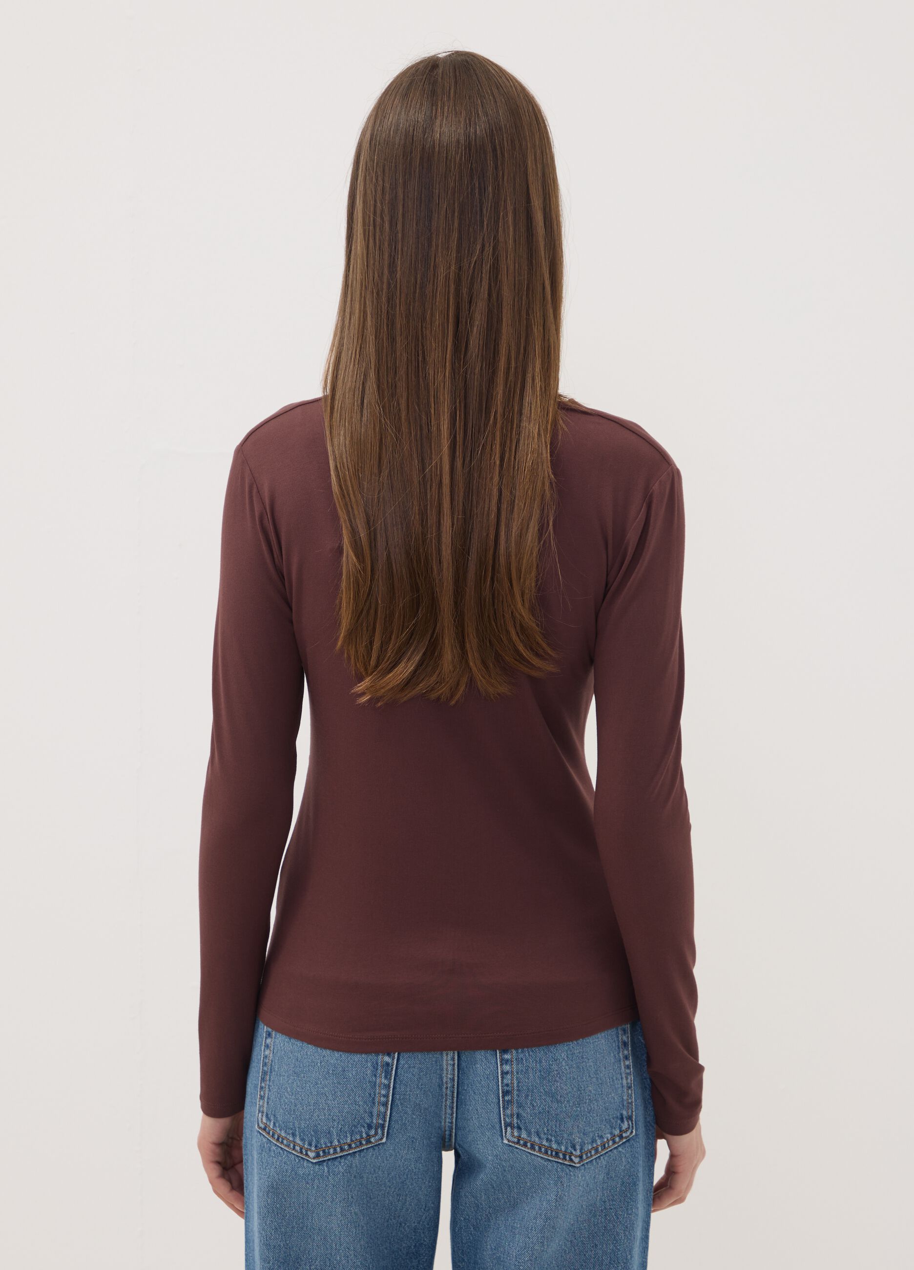 T-shirt marrone in viscosa elasticizzata con arricciatura frontale slim fit