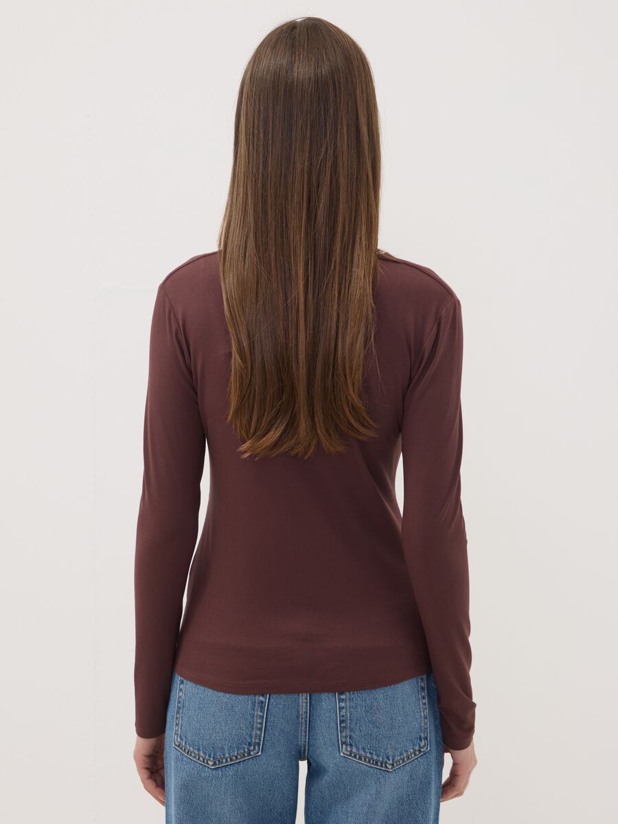 T-shirt marrone in viscosa elasticizzata con arricciatura frontale slim fit_3