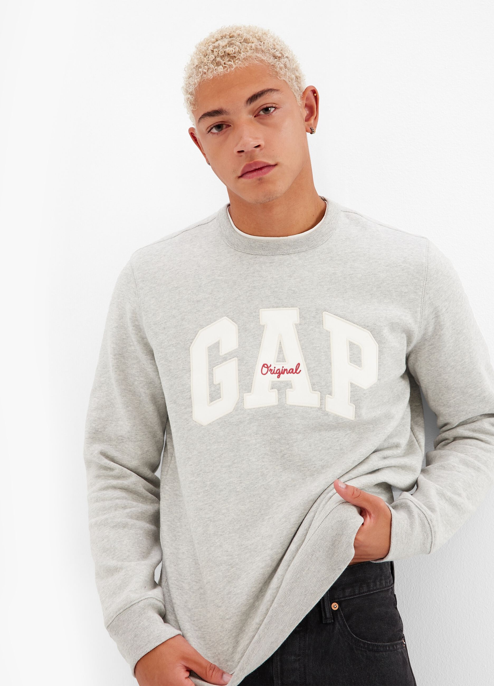 Round neck sweatshirt with embroidery