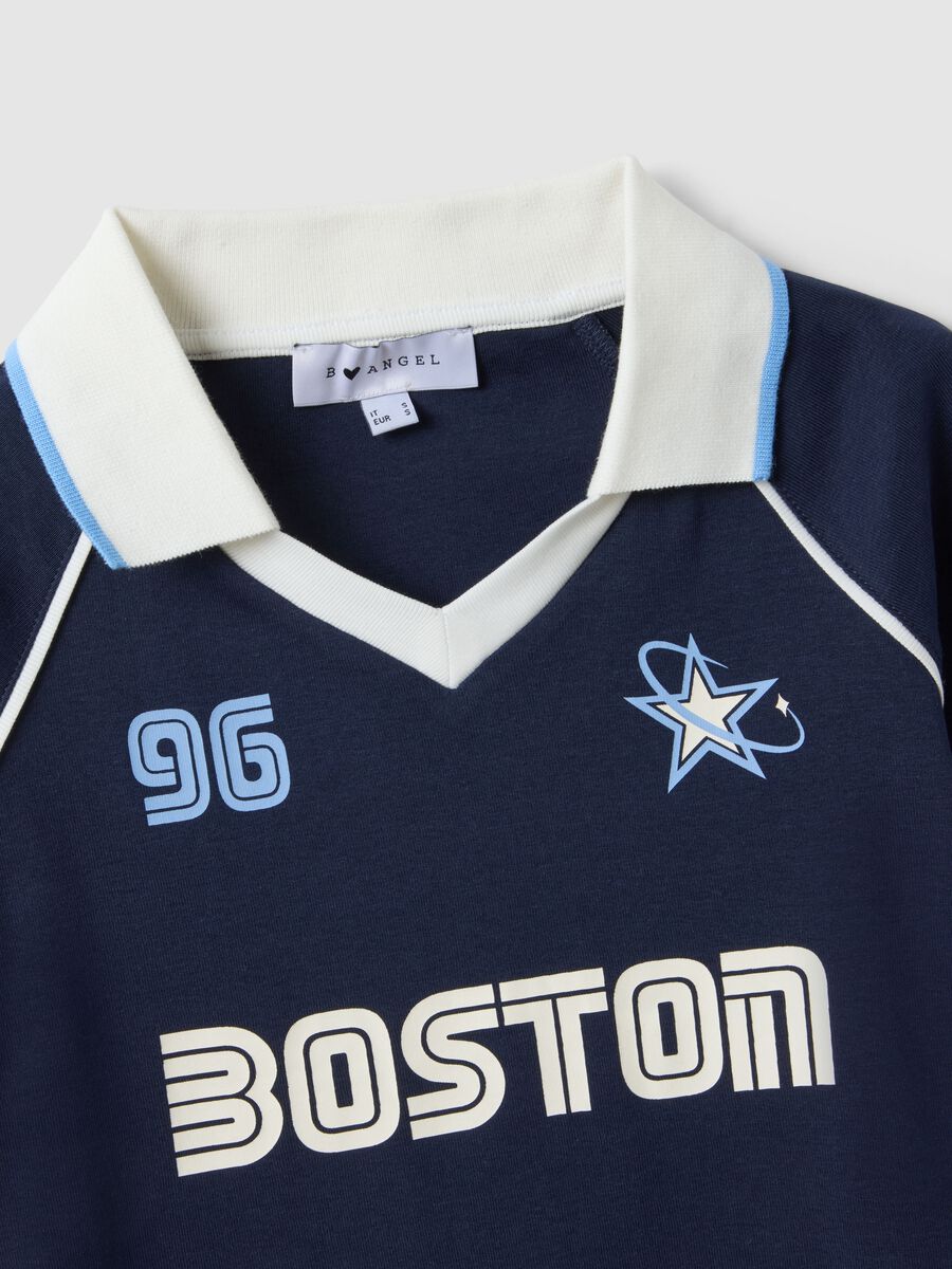 Camiseta azul de algod&oacute;n puro, ajuste regular, con cuello polo y estampado_5