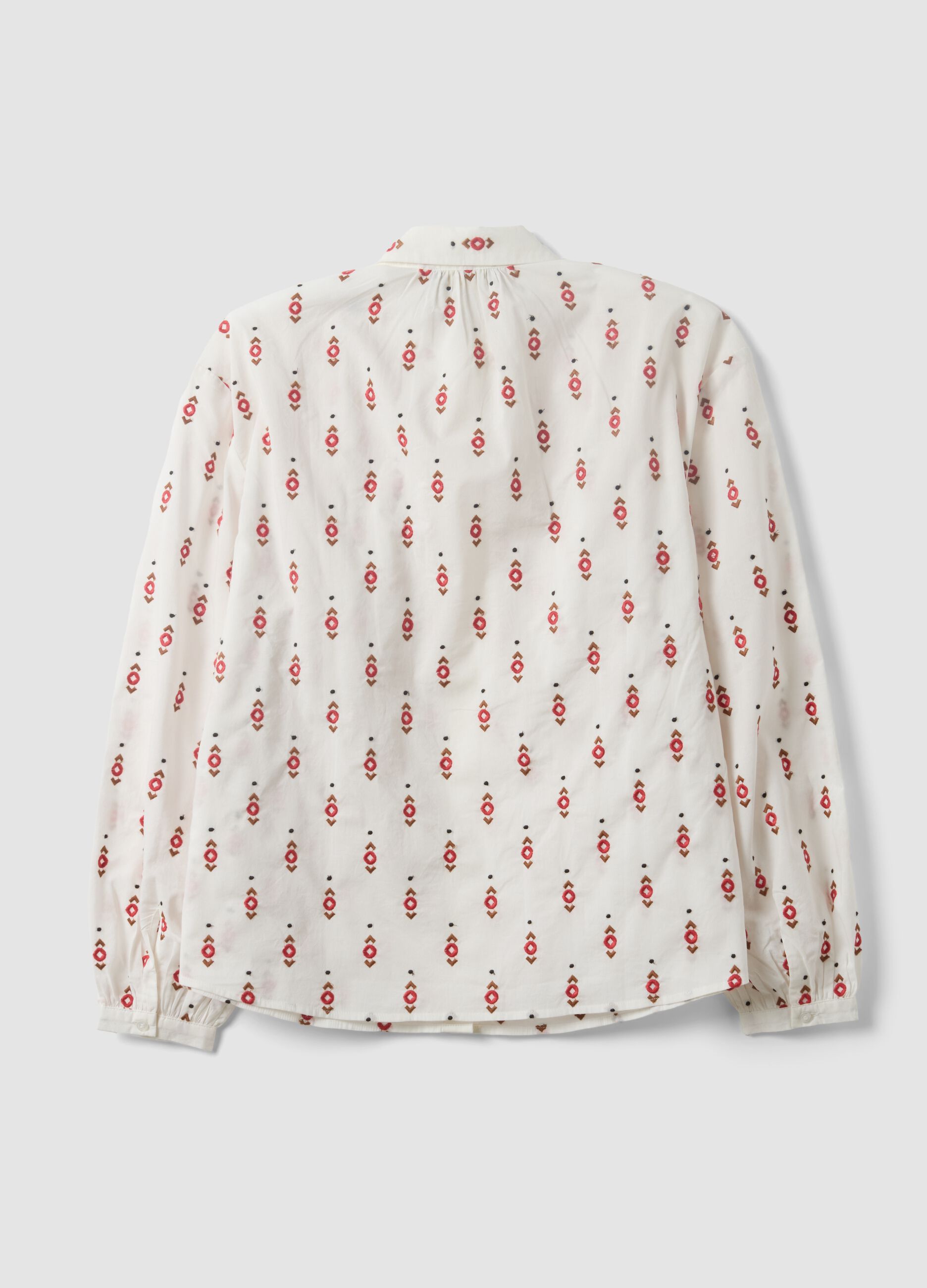 Camisa branca em algod&atilde;o puro com padr&atilde;o bordado, corte regular