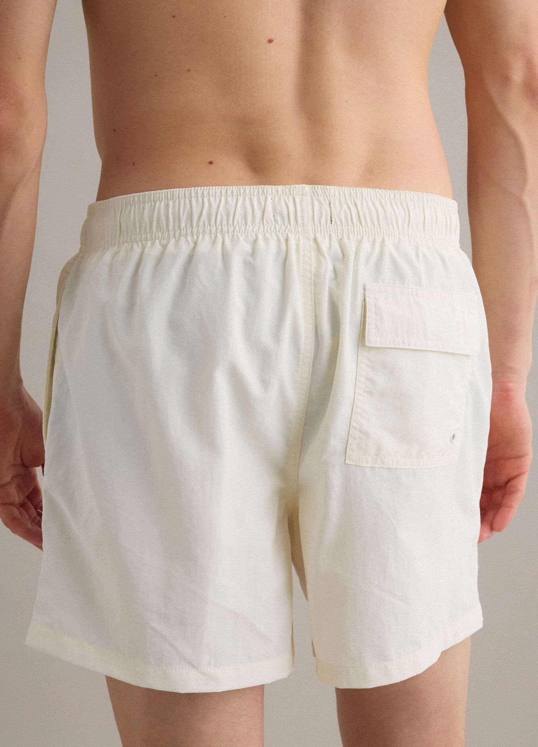 Wei&szlig;e Badeshorts mit elastischem Bund und Kordelzug