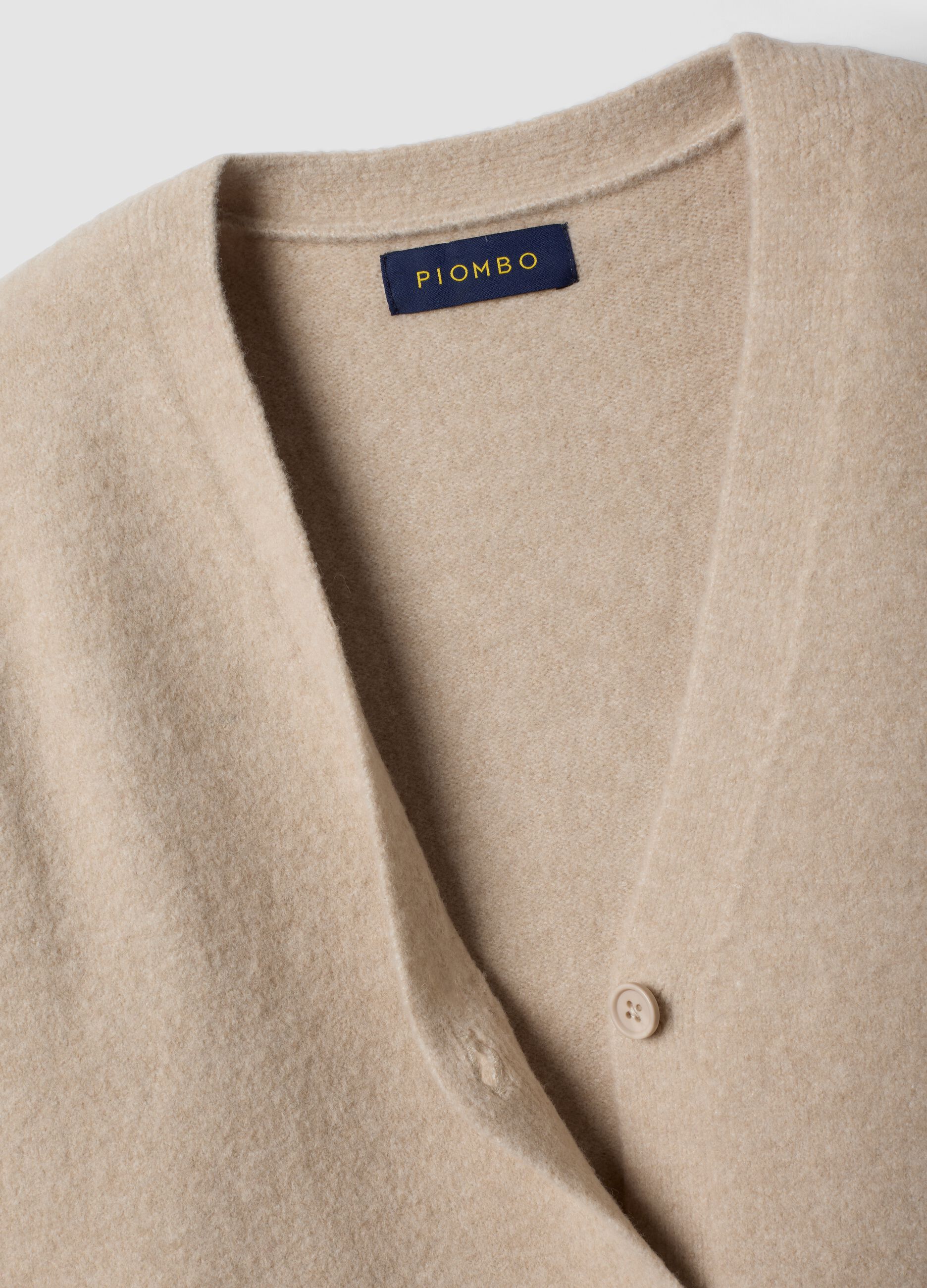 Cardigan beige in lana elasticizzata con scollo profondo a V
