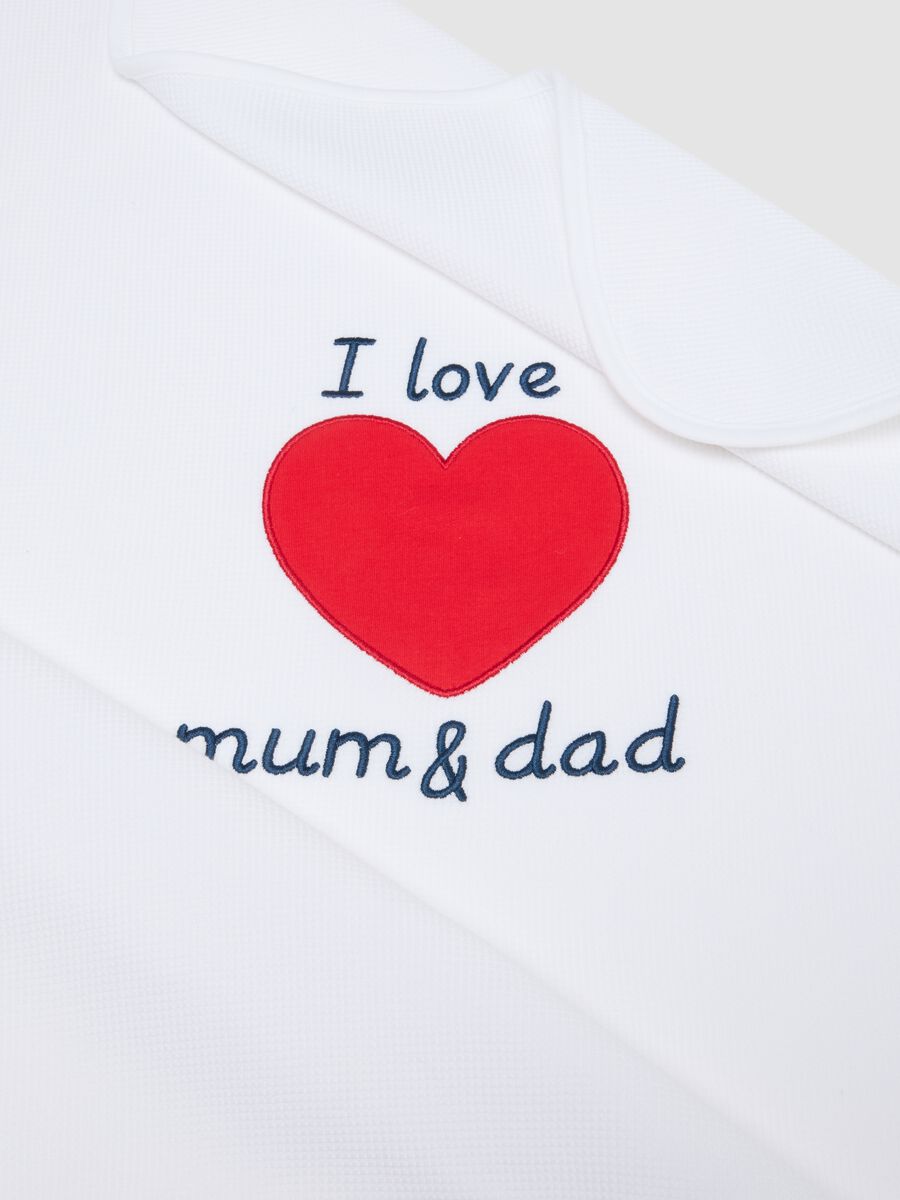 Manta blanca de beb&eacute; de algod&oacute;n 100% con coraz&oacute;n rojo_2