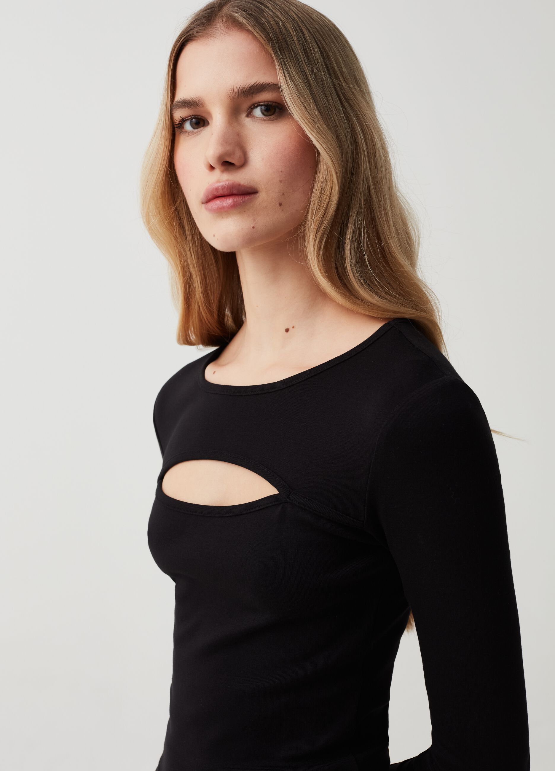 T-shirt with long sleeves and cut-out detail
