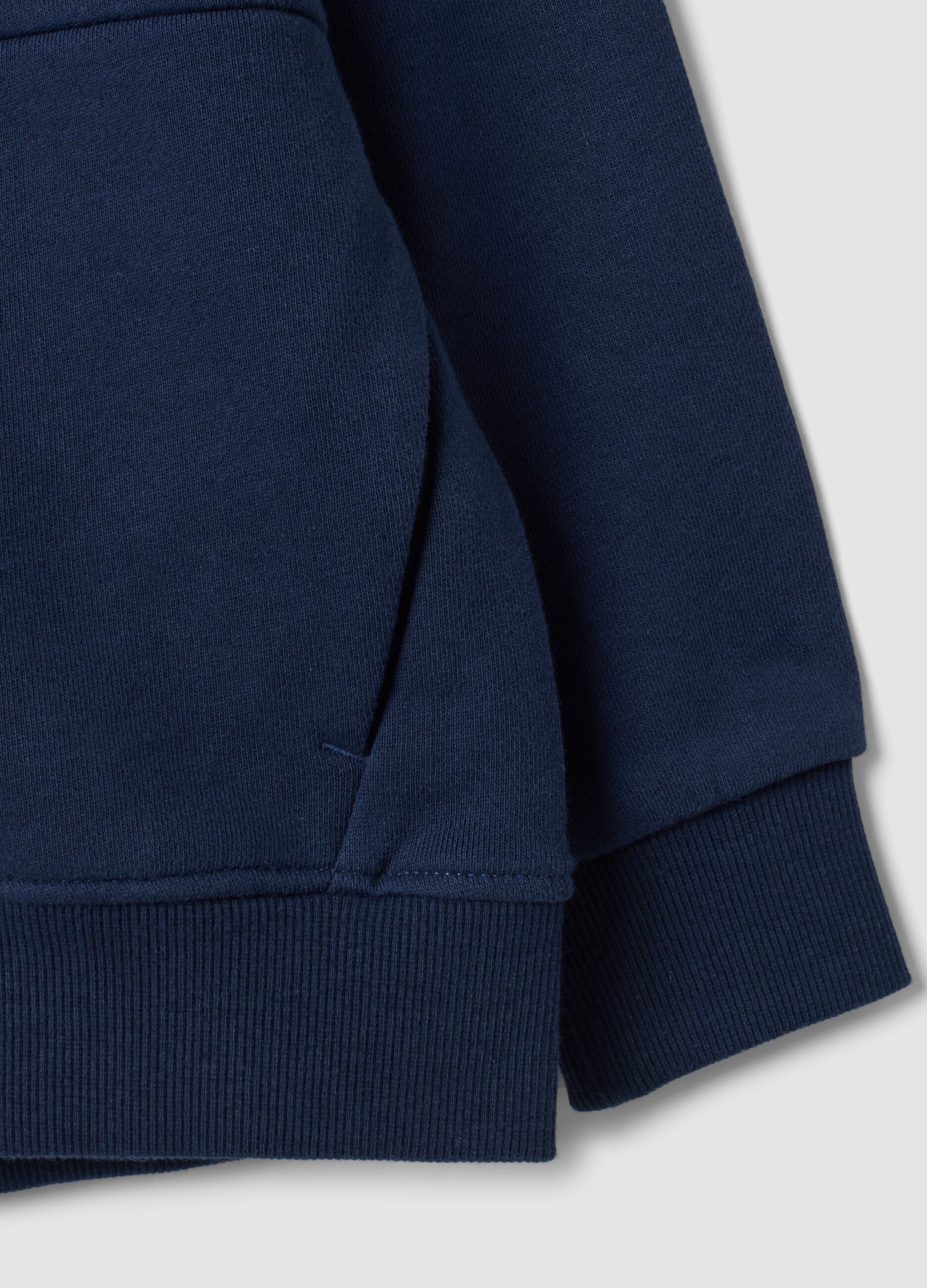 Sweatshirt azul com capuz em algod&atilde;o org&acirc;nico puro, corte oversized, para menino