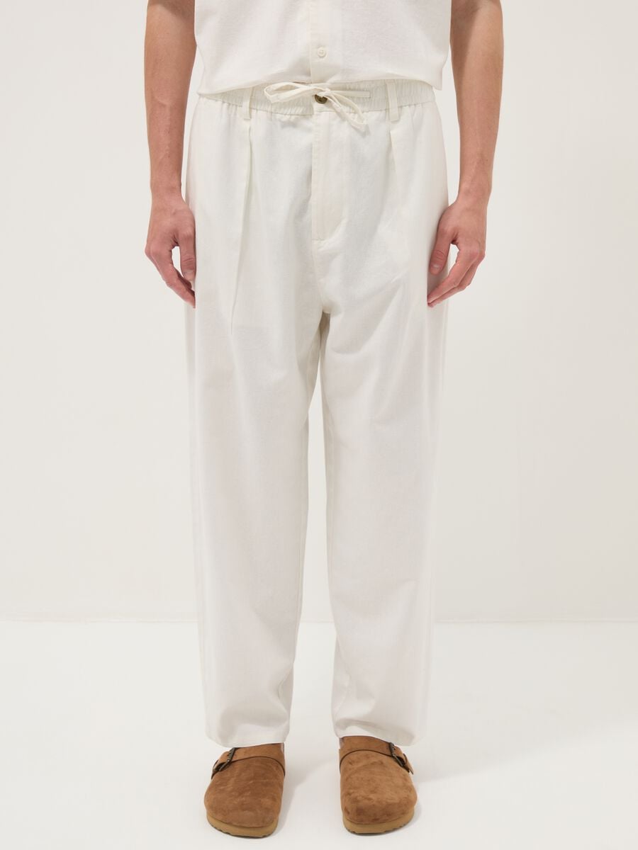 Pantal&oacute;n blanco en mezcla de lino y algod&oacute;n con cintura el&aacute;stica_1
