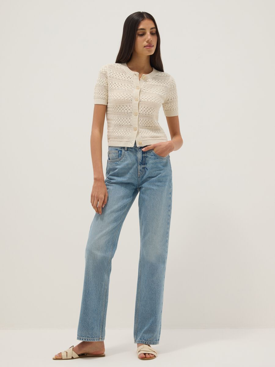 Weisse Strickjacke aus Baumwollmix in Regular Fit mit Lochstrickmuster_2