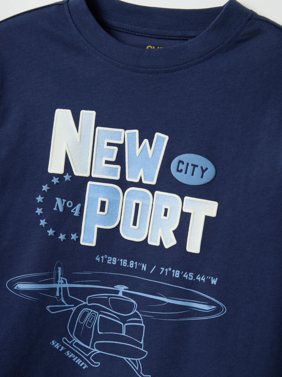 Camiseta azul de ni&ntilde;o en algod&oacute;n puro con ajuste amplio y estampado_2