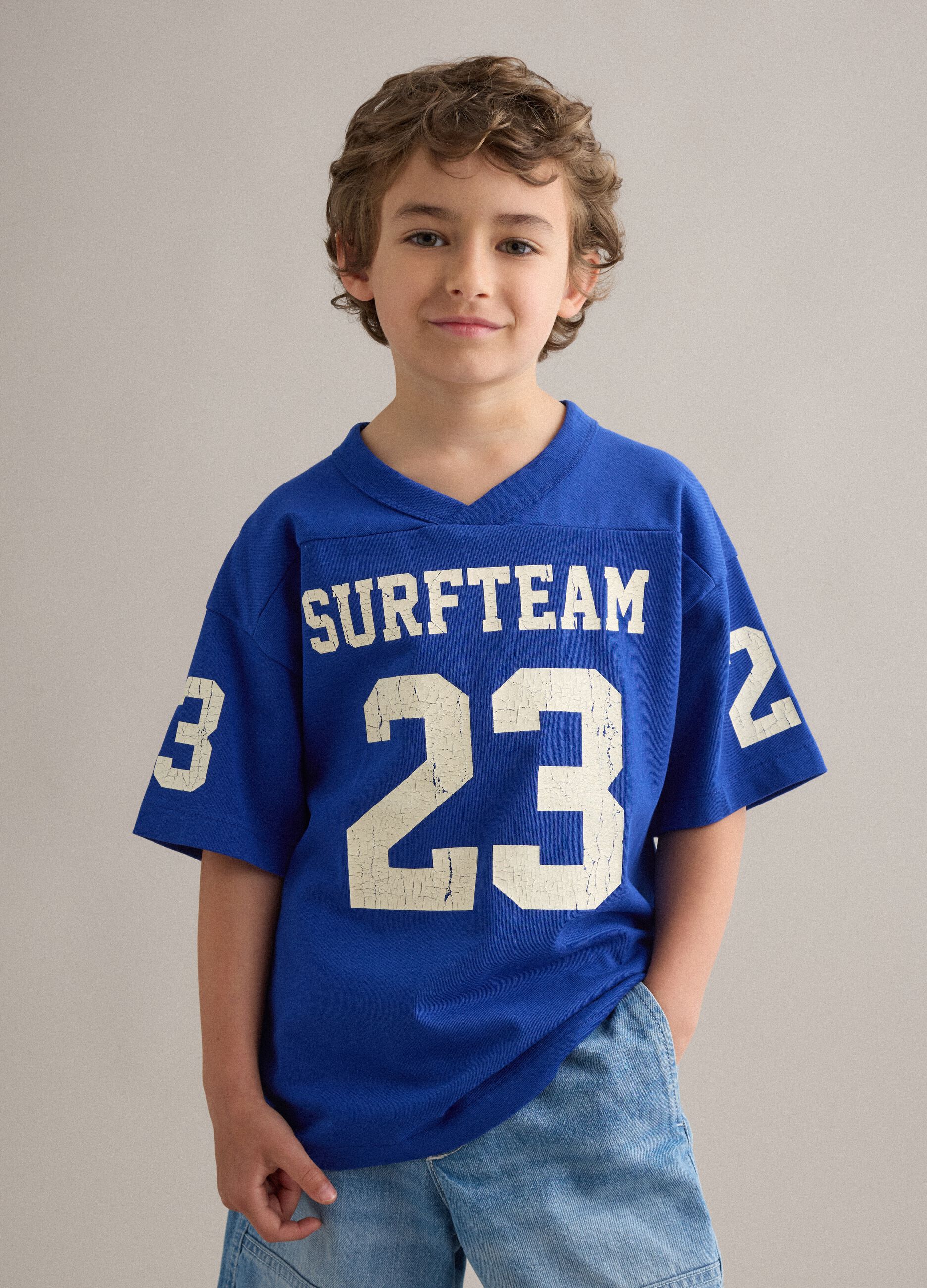 T-shirt azul oversize de algod&atilde;o puro para crian&ccedil;a com estampas