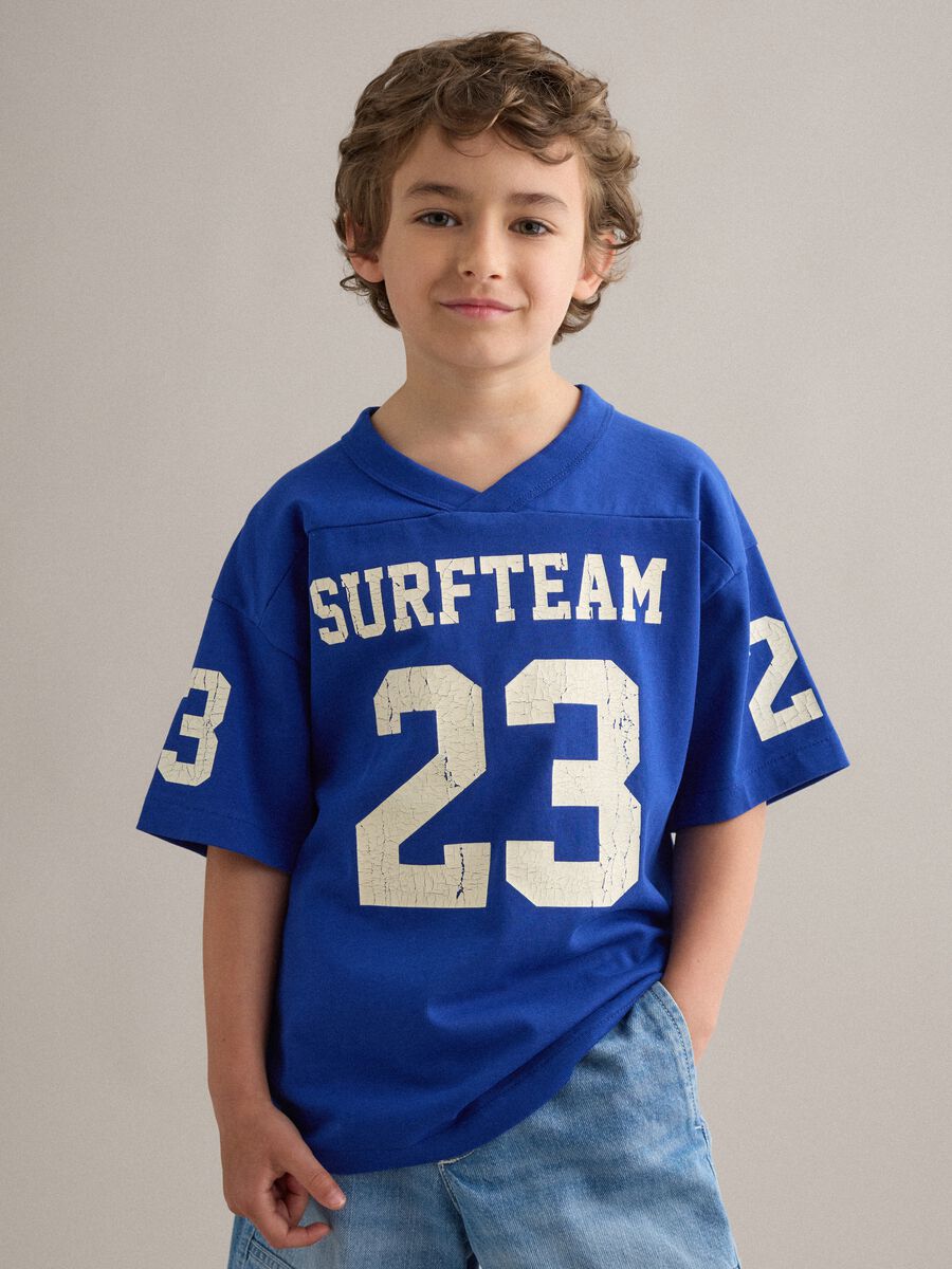 &Uuml;bergro&szlig;es Kinder T-Shirt aus blauer reiner Baumwolle mit Prints_0