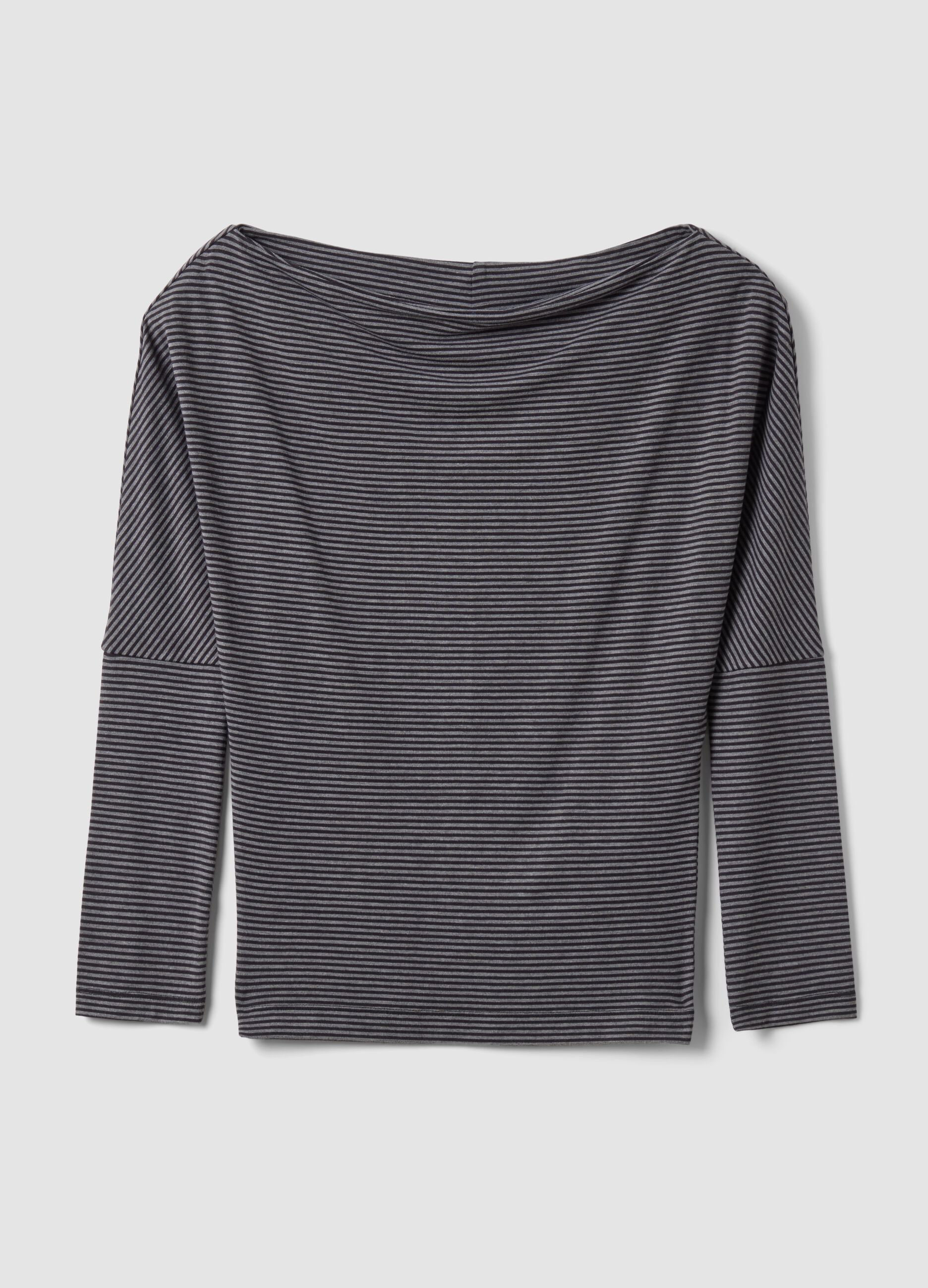 T-shirt grigia in viscosa elasticizzata con scollo a barchetta a righe