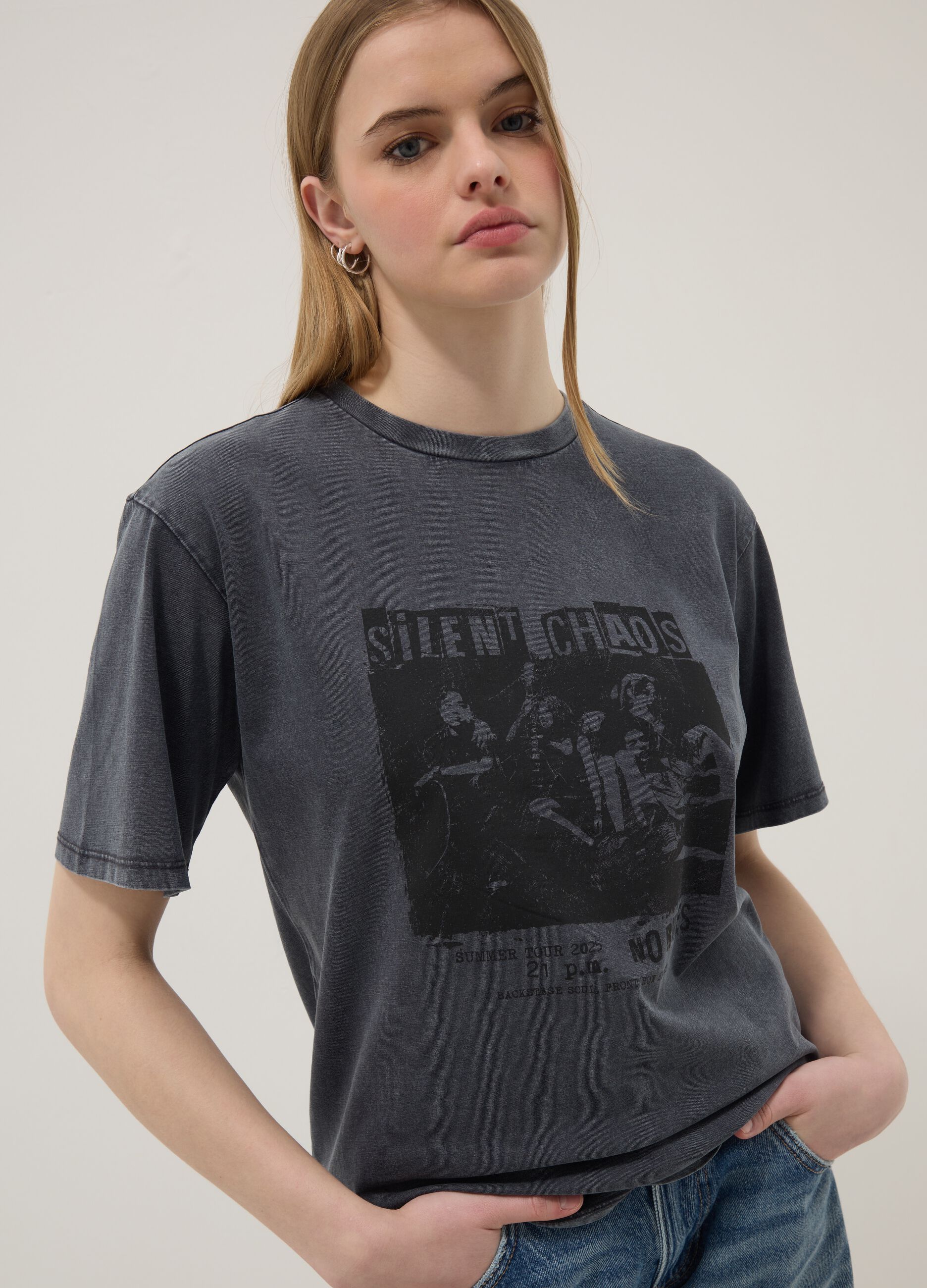 T-shirt cinza de algod&atilde;o puro com corte descontra&iacute;do e estampado