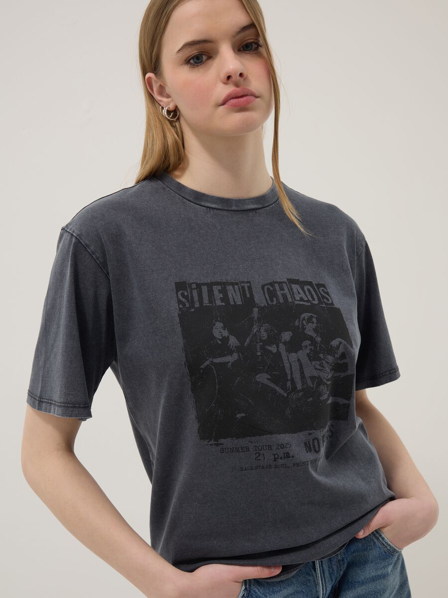 Graues T-Shirt aus reiner Baumwolle im entspannten Schnitt mit Druck_0