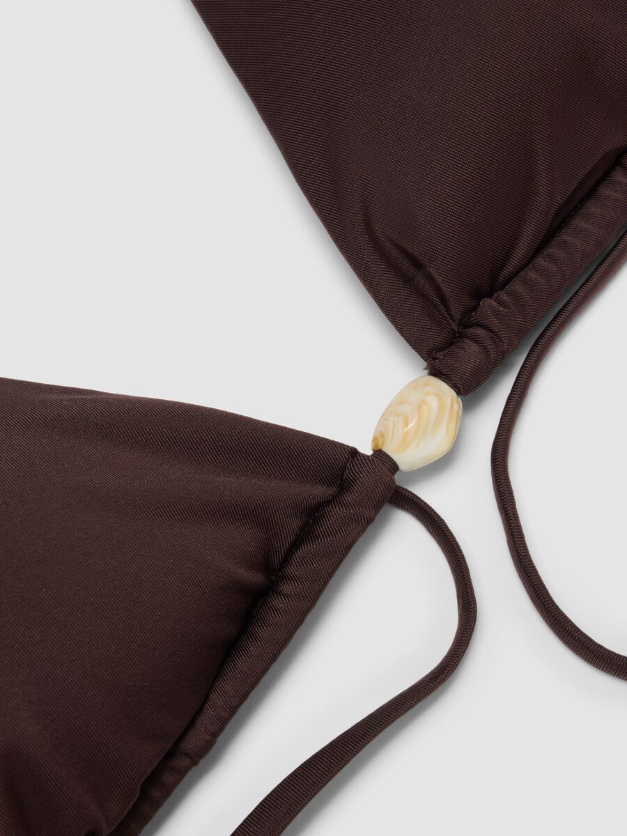 &Kappa;&alpha;&phi;έ &tau;&rho;&iota;&gamma;&omega;&nu;&iota;&kappa;ό &mu;&pi;&iota;&kappa;ί&nu;&iota; &alpha;&pi;ό &epsilon;&lambda;&alpha;&sigma;&tau;&iota;&kappa;ό ύ&phi;&alpha;&sigma;&mu;&alpha; &mu;&epsilon; &pi;&epsilon;&tau;&rho;ά&delta;&iota;&alpha;_5