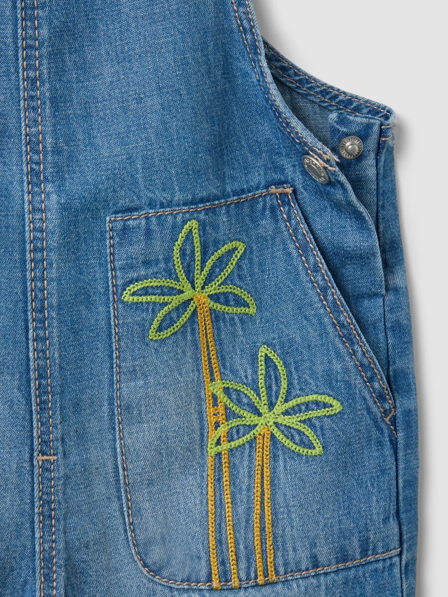Boys' regular-fit blue denim dungarees in cotton blend with embroidery_2