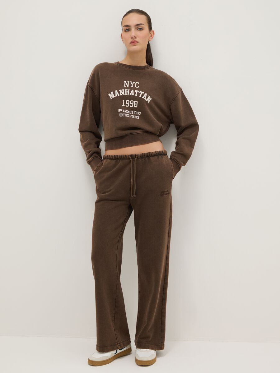 Sweatshirt castanha de gola redonda em l&atilde; de algod&atilde;o regular fit com escrita_2