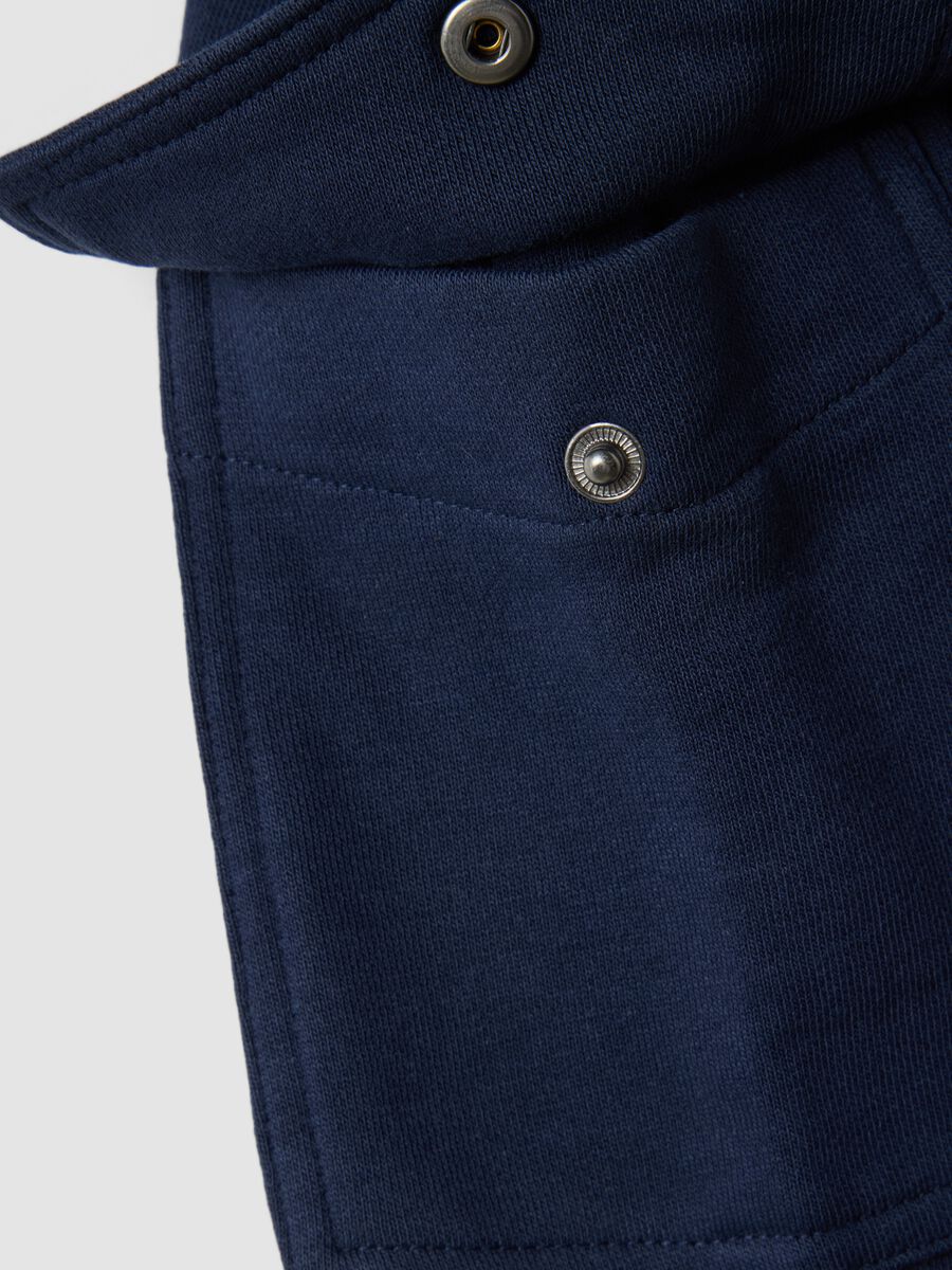 Pantaloni jogger blu in misto cotone con tasche cargo per bambino_3