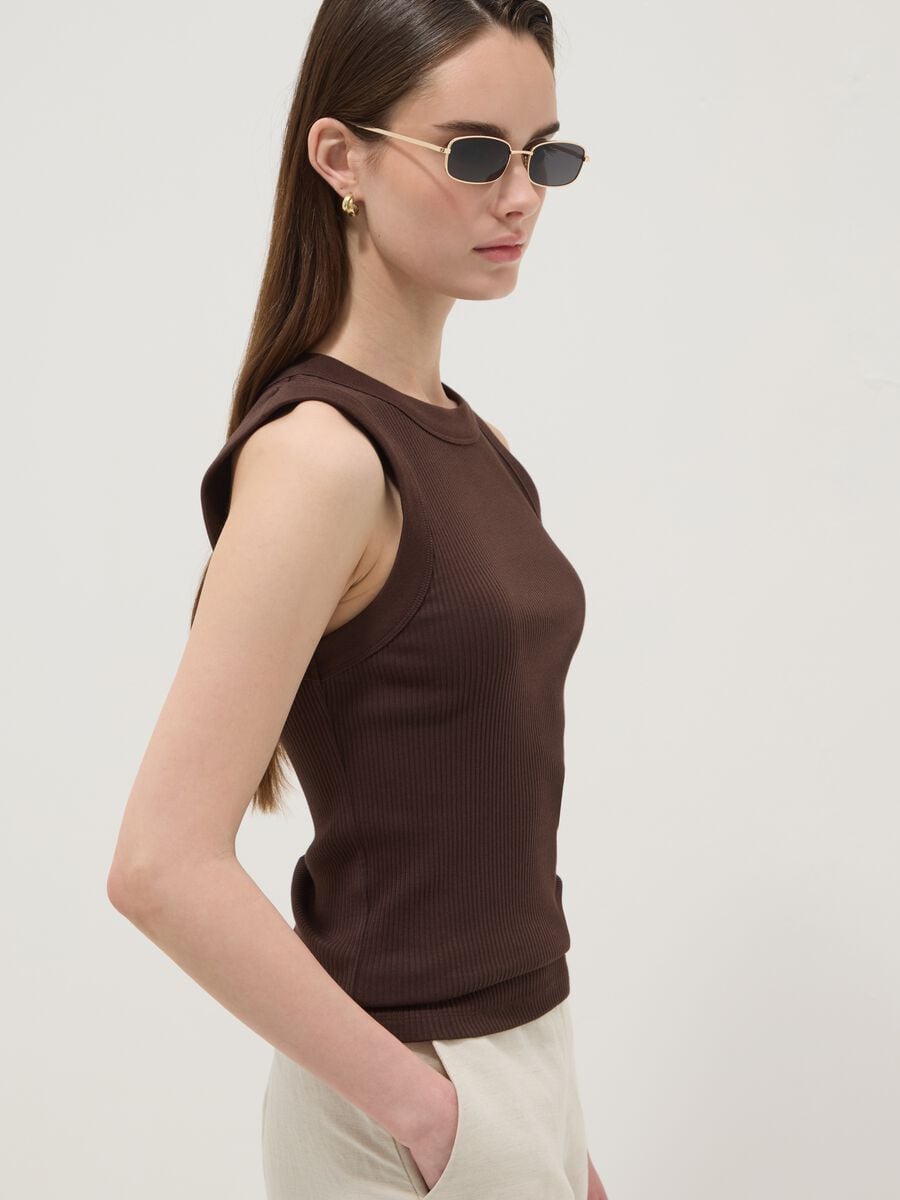 Camiseta de tirantes marr&oacute;n ajustada de algod&oacute;n el&aacute;stico acanalado_0
