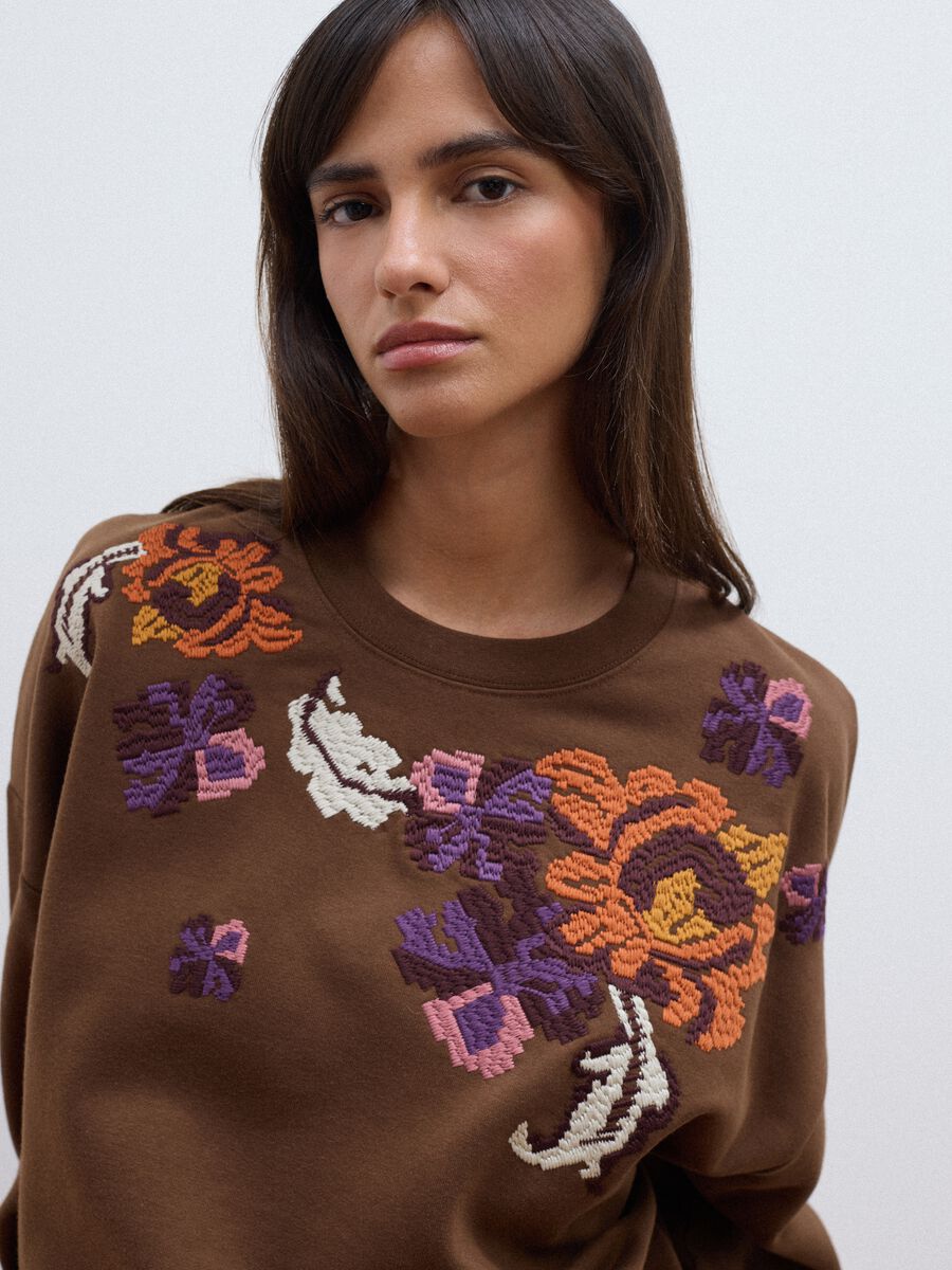 Felpa marrone in misto cotone con girocollo con fantasia floreale_0