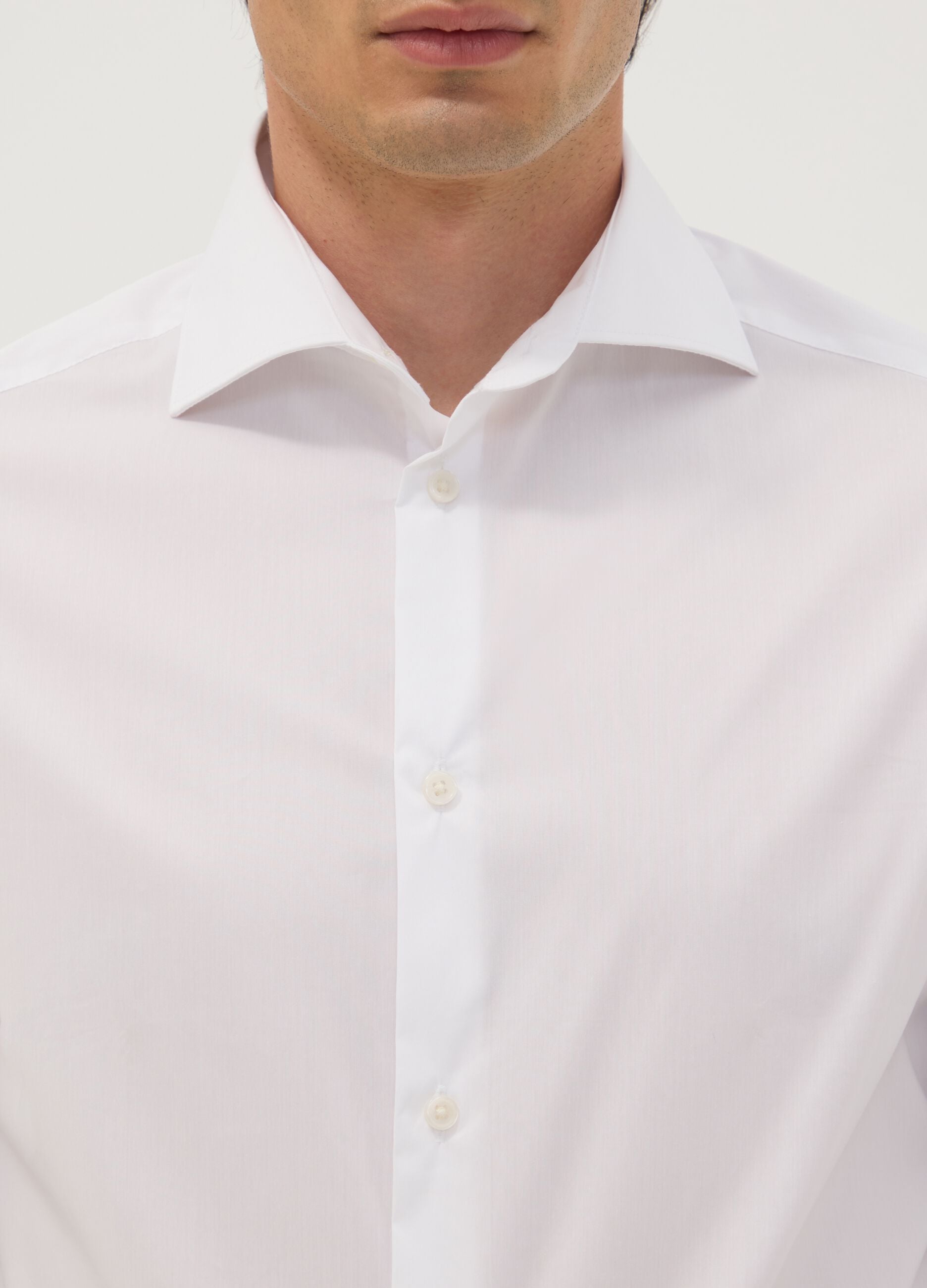 Camisa branca em popelina de algod&atilde;o el&aacute;stico com colarinho franc&ecirc;s, corte slim