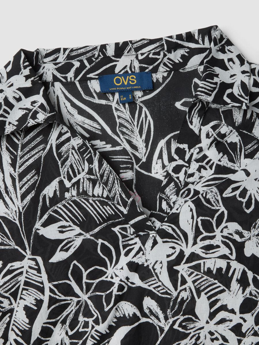 Mehrfarbiges Baumwollhemd mit Blumenprint und V-Ausschnitt_1
