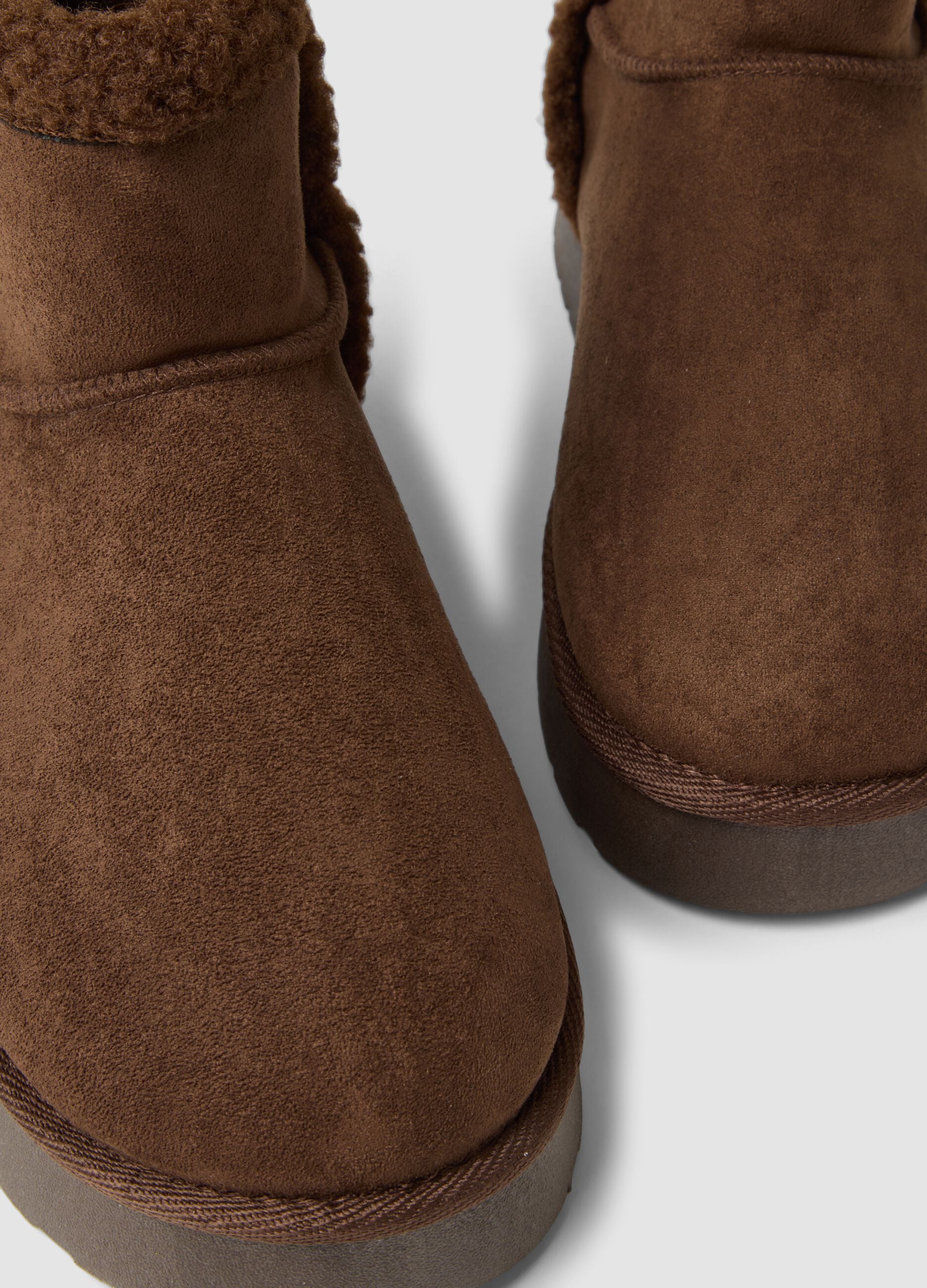 Botins castanhos com acabamento