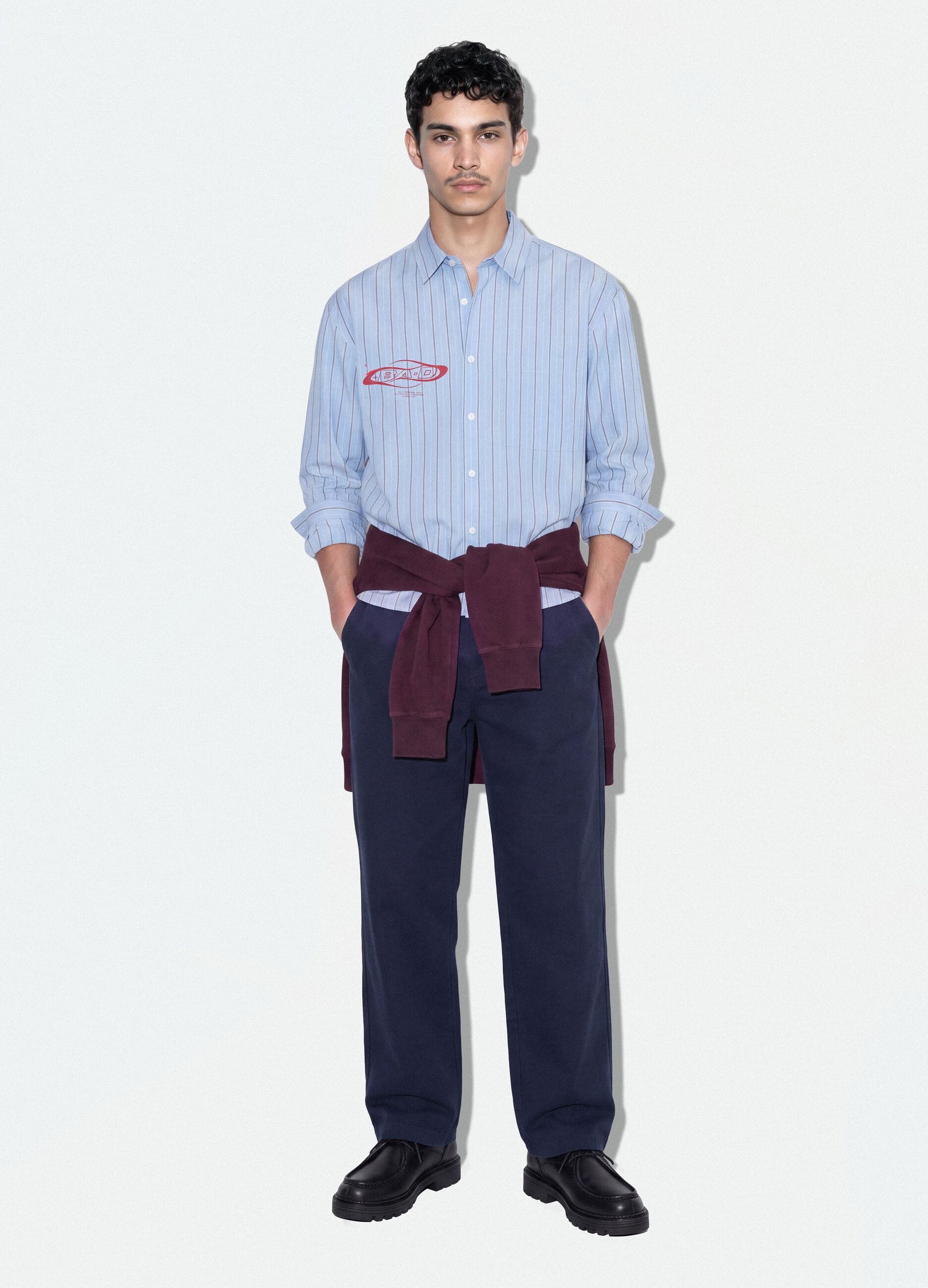 Camisa azul cropped em algod&atilde;o puro &agrave;s riscas, corte oversize