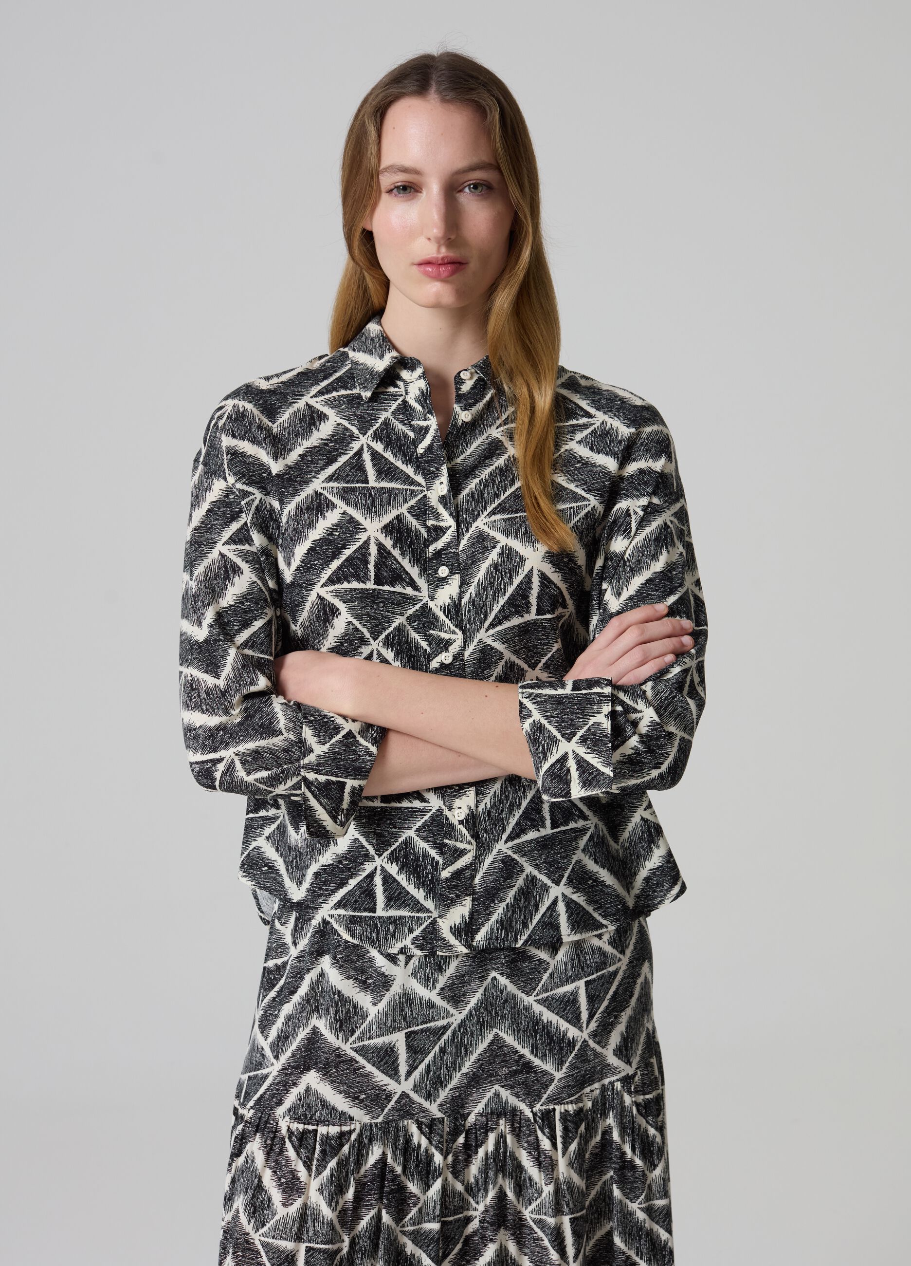 Viscose shirt with geometric motif