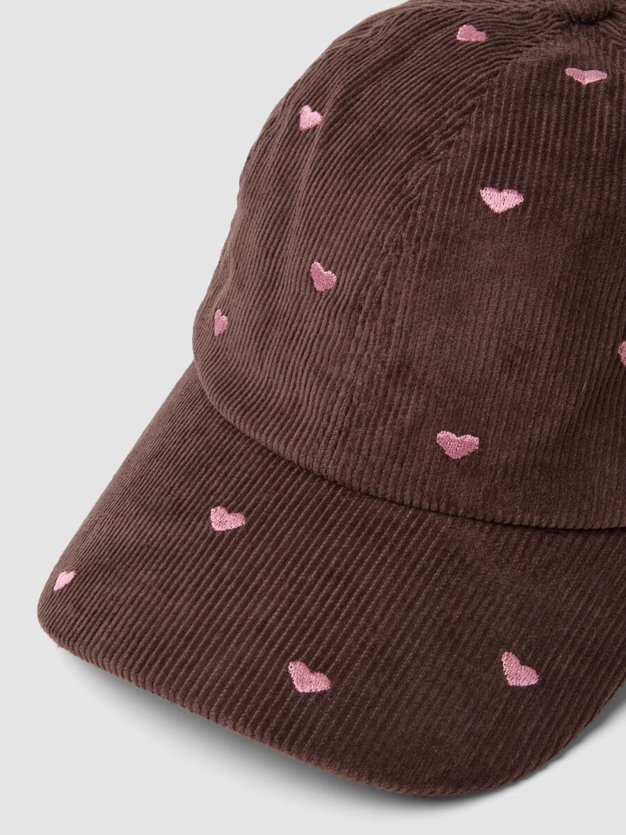 Cappello marrone in puro cotone a coste con cuori_2