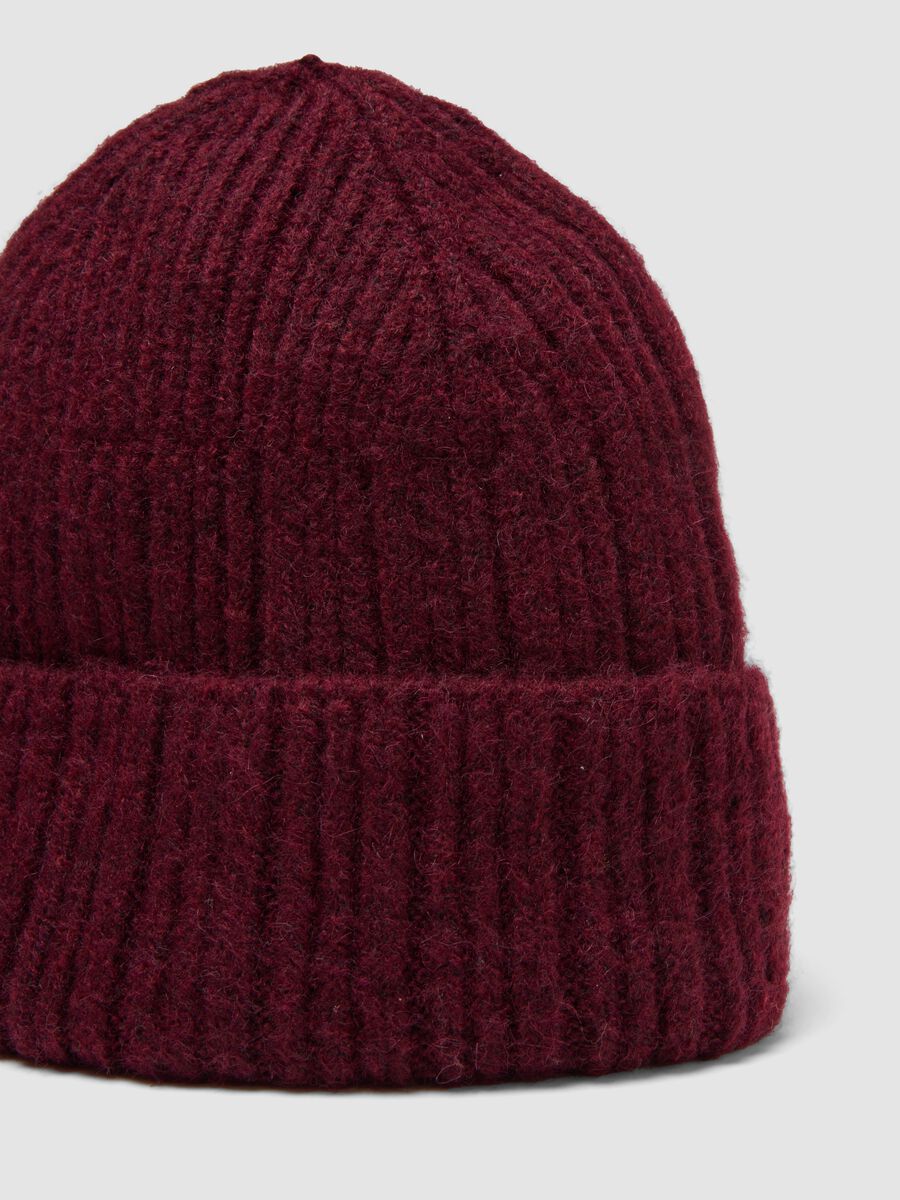 Berretto rosso bordeaux in lana elasticizzata a coste_3