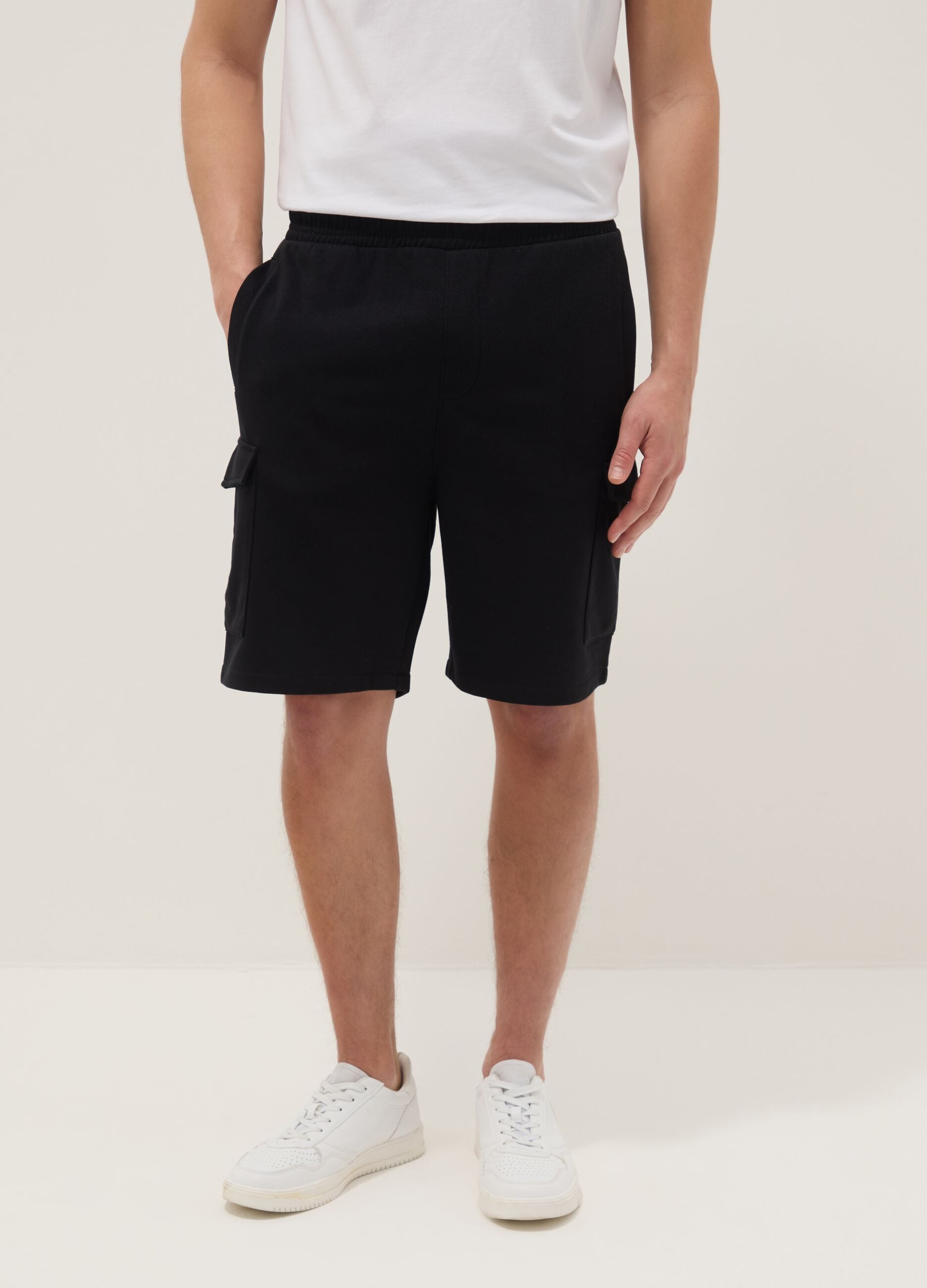 Bermuda neri in misto cotone con tasche cargo relaxed fit