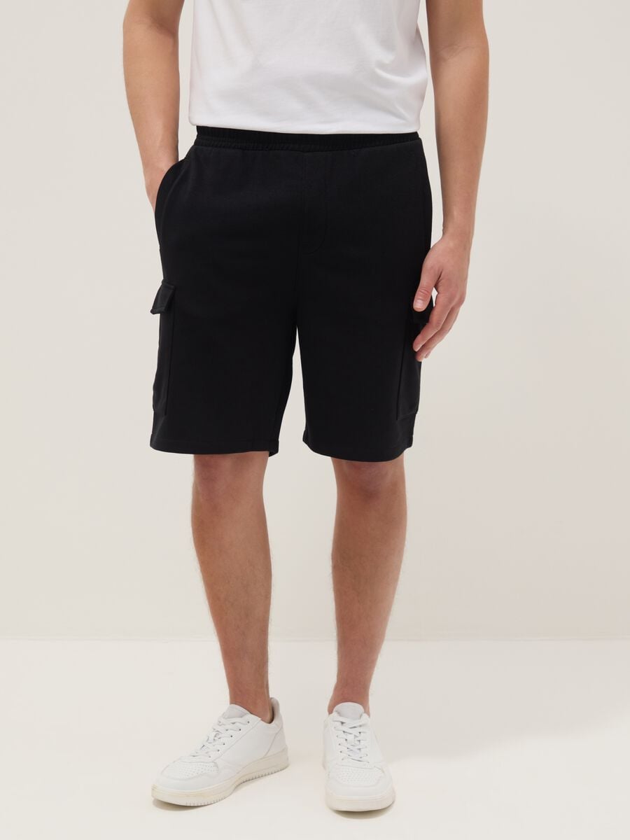 Bermuda neri in misto cotone con tasche cargo relaxed fit_1