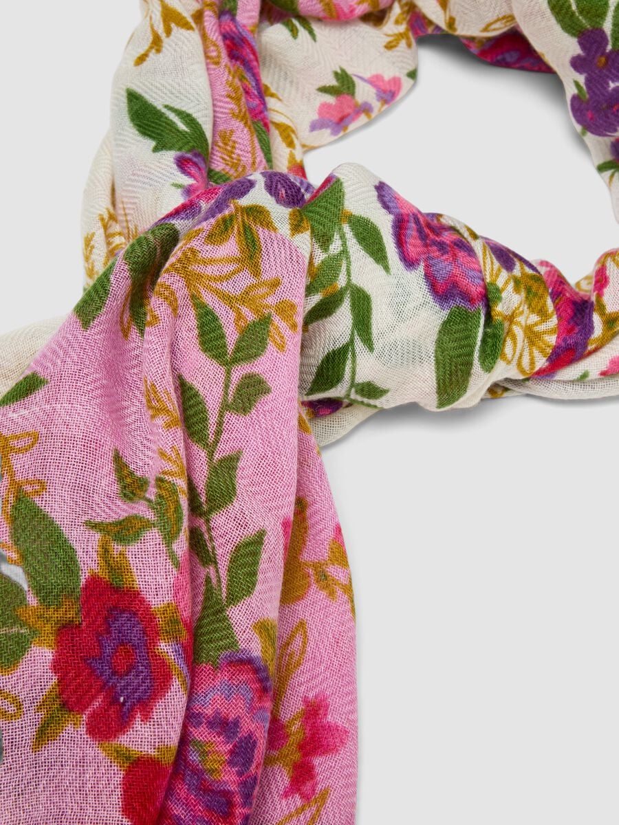 Foulard rosa in misto lana con fantasia floreale_1