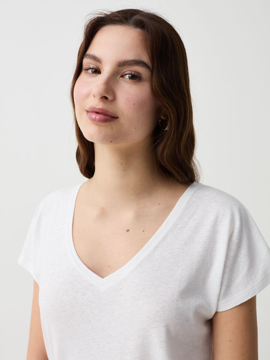 Camiseta de lino y algodón con cuello de pico_1