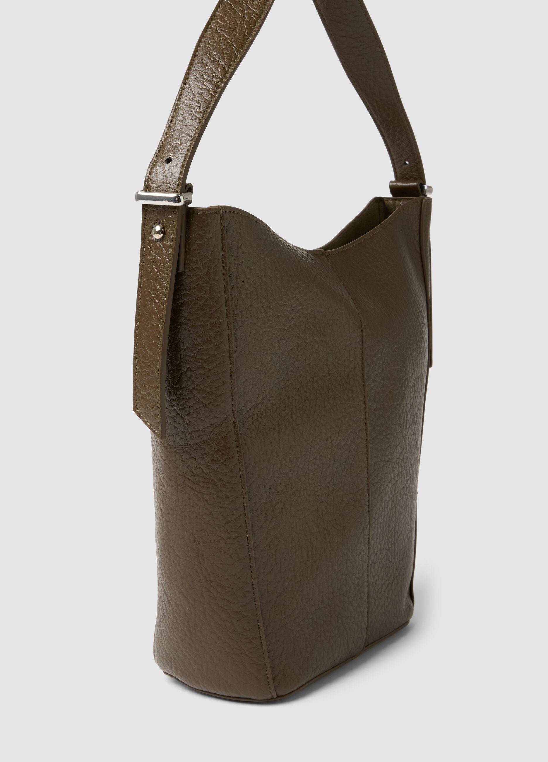 Borsa marrone a spalla effetto martellato