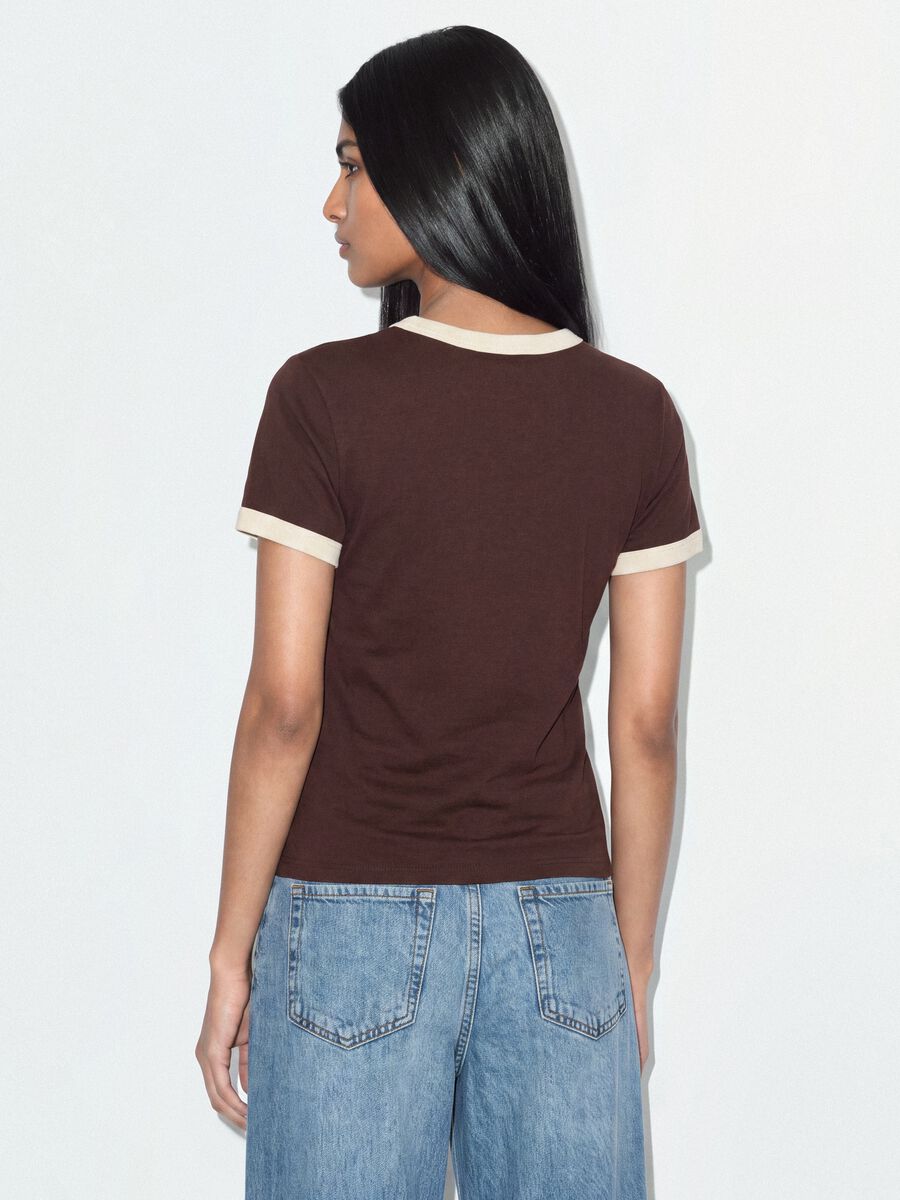 Braunes Baumwoll-T-Shirt mit Frontprint und kontrastierenden Abschl&uuml;ssen_2