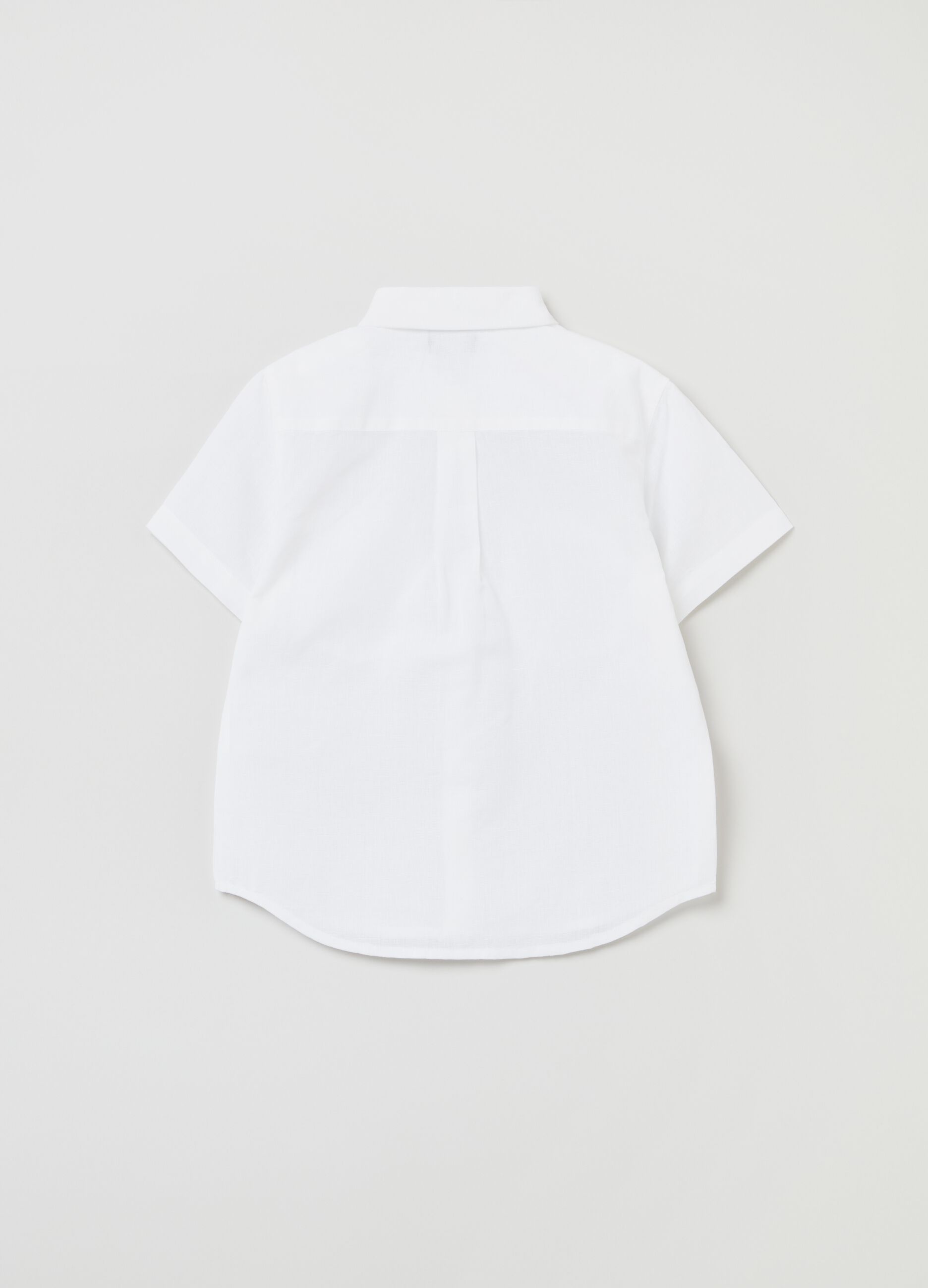 Linen and cotton short-sleeved shirt.