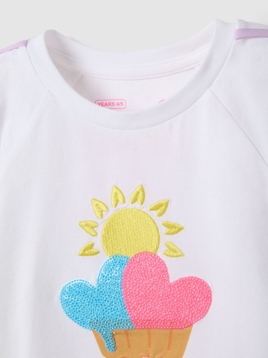 T-shirt in cotone elasticizzato bianca da bambina con stampa gelato_2