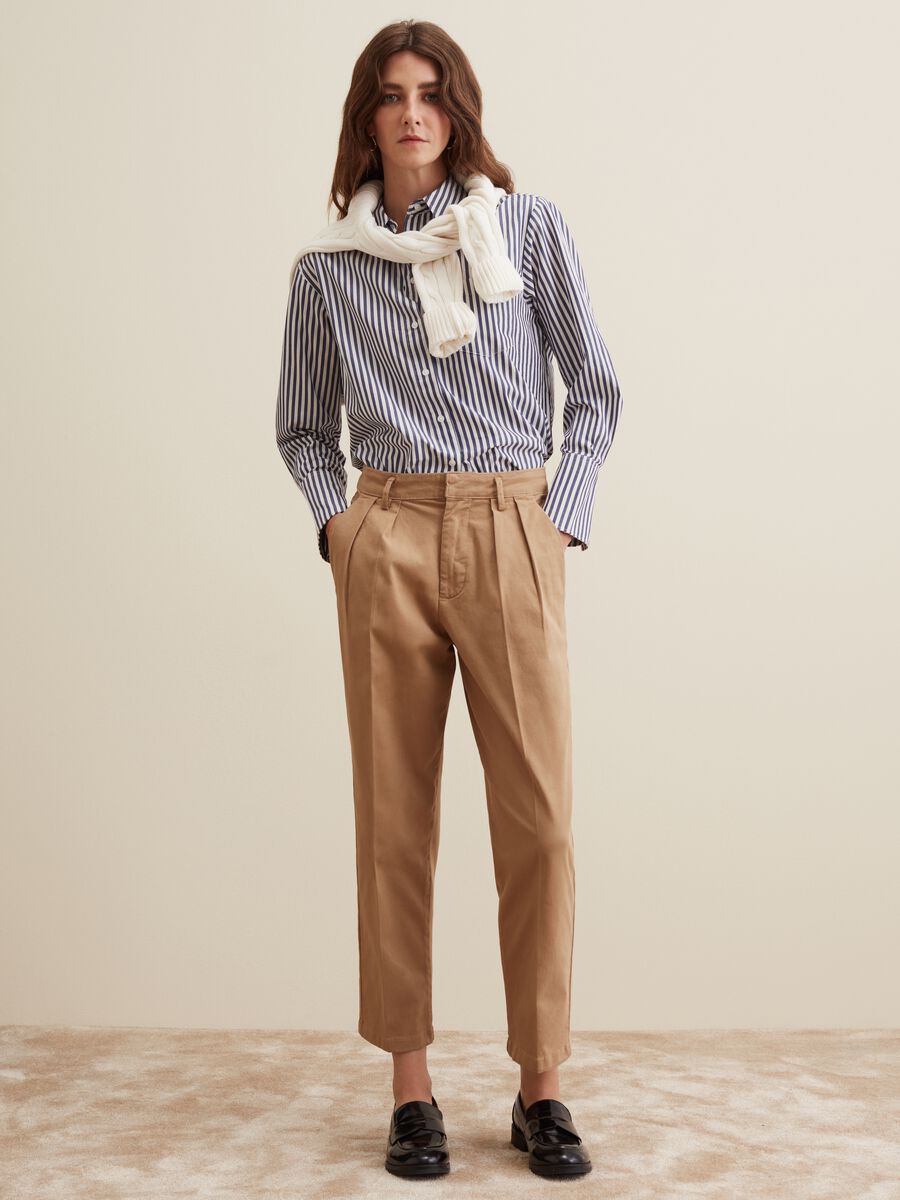 Cropped chino trousers with darts_0