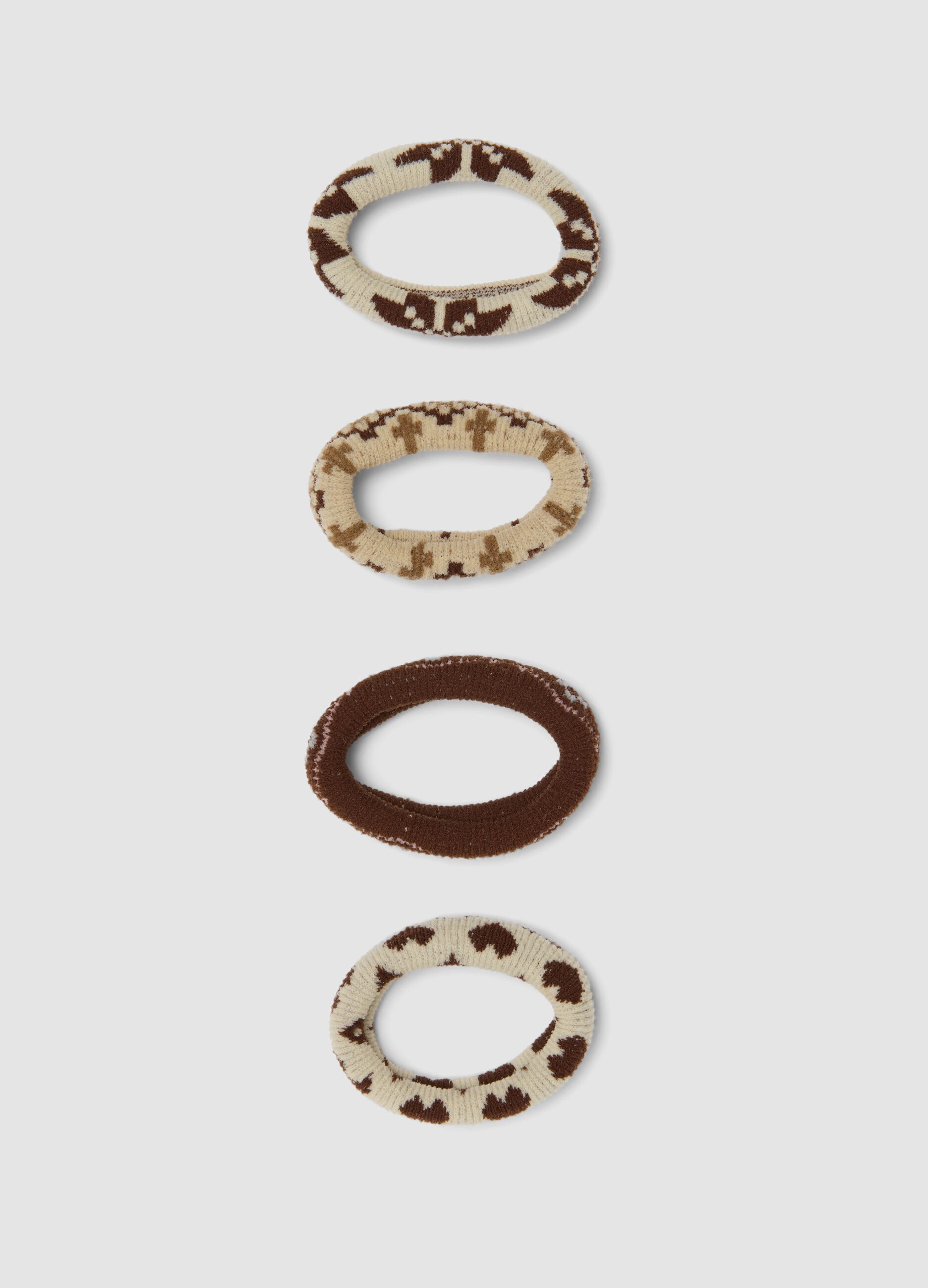 Conjunto de el&aacute;sticos bege com padr&atilde;o jacquard