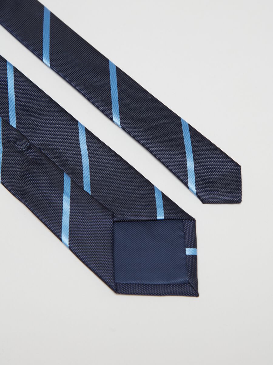 Tie with striped pattern_1