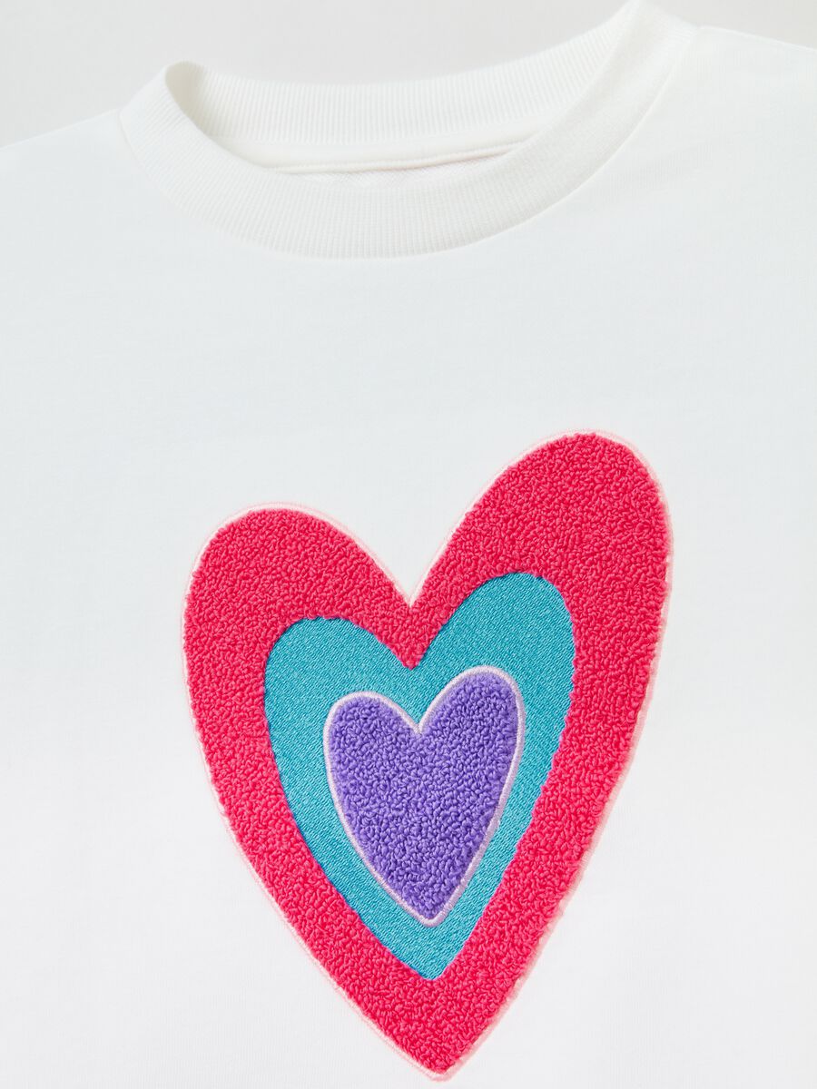 Sweatshirt with round neck and bouclé heart patch_2