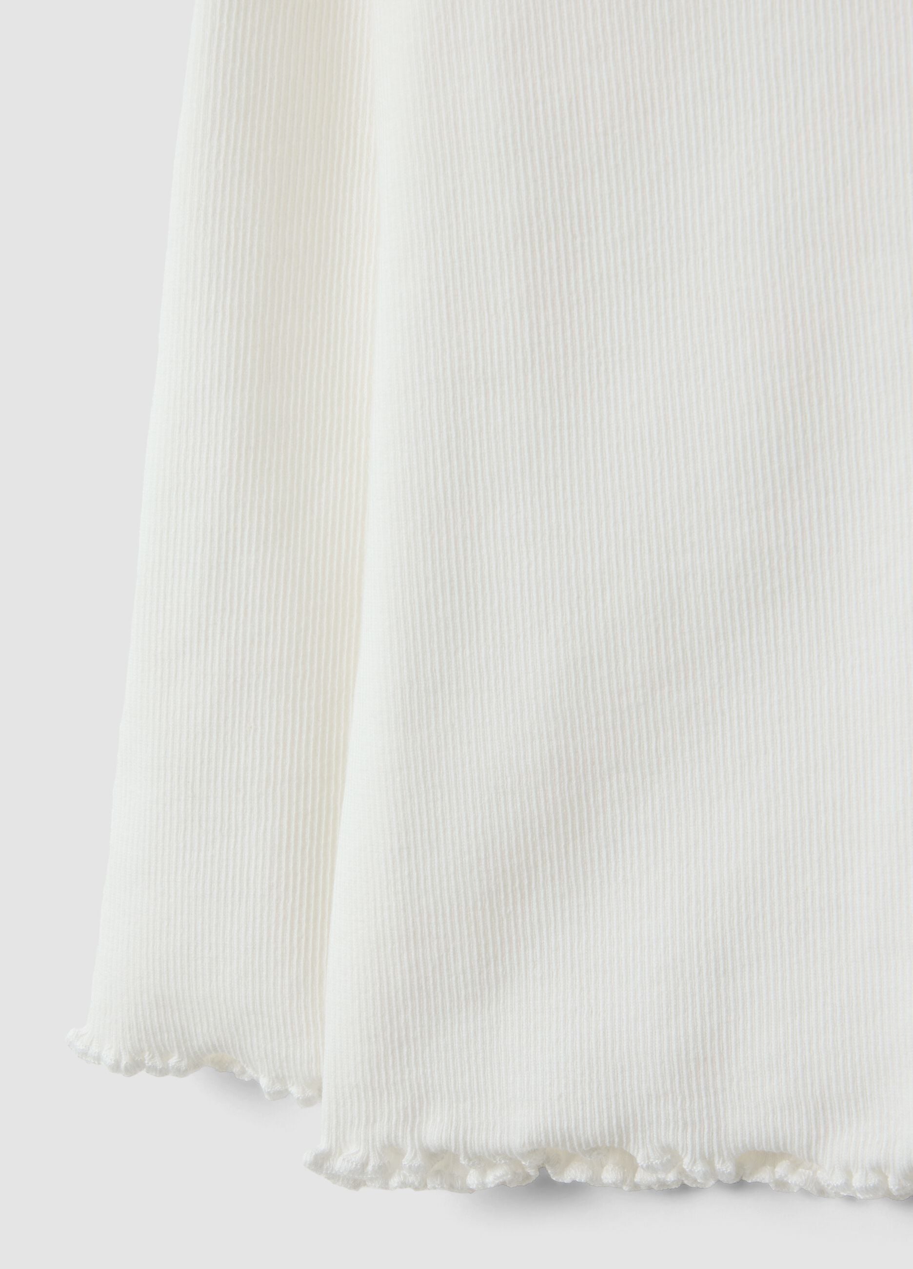 Camiseta blanca slim fit de canal&eacute; en algod&oacute;n el&aacute;stico para beb&eacute; ni&ntilde;a