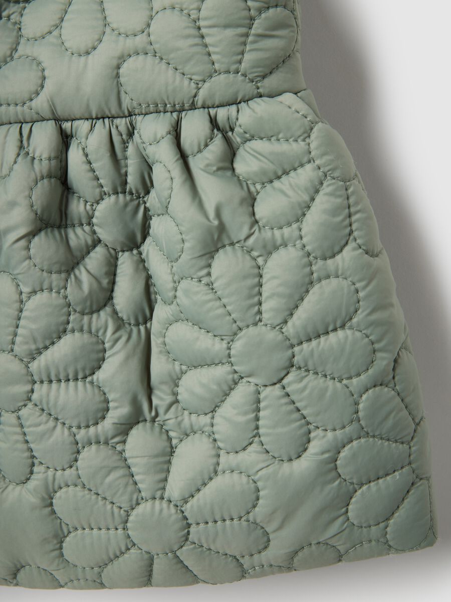 Chaleco acolchado verde para ni&ntilde;a con dise&ntilde;o floral bordado, ajuste regular_3